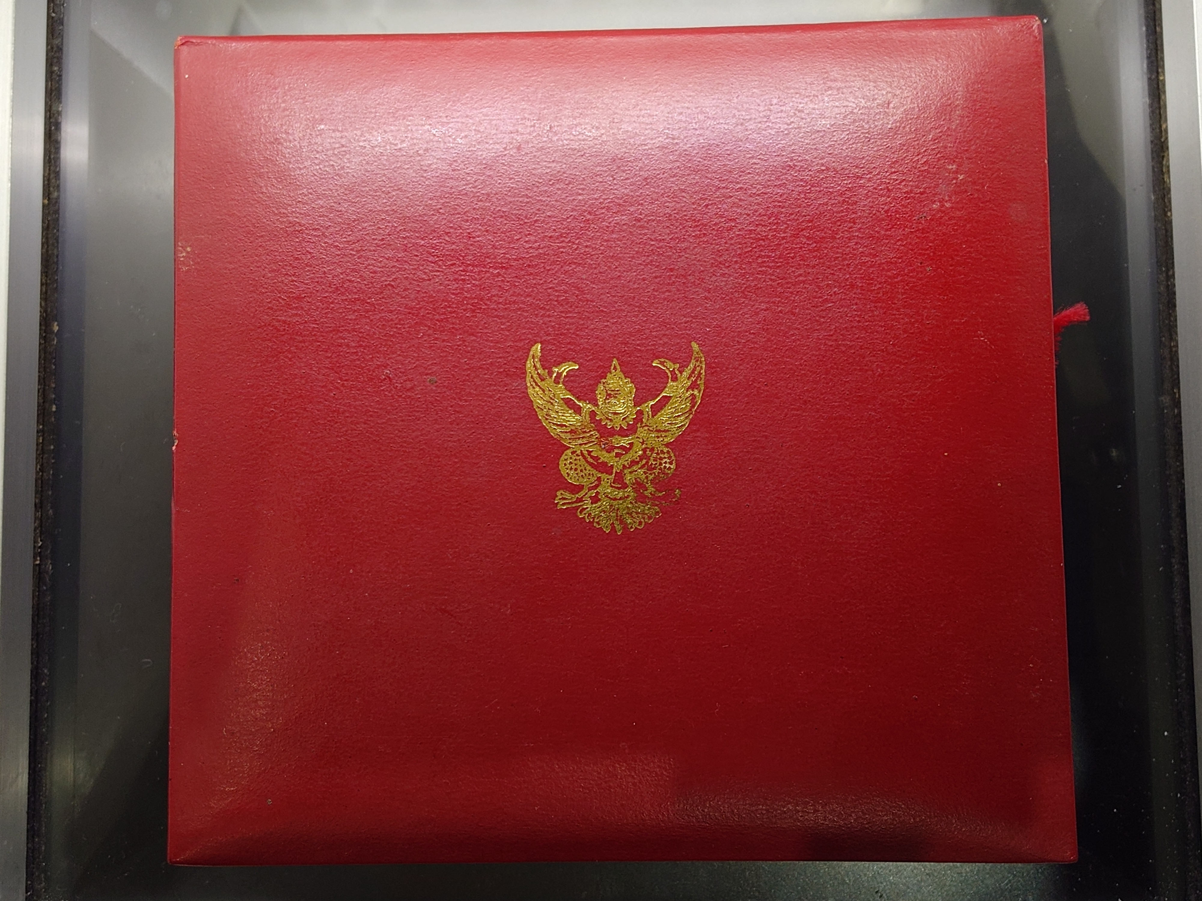 เหรียญที่ระลึกครบรอบปีที่ 100 แห่งการสถาปนากรมไปรษณีย์โทรเลข เนื้อทองแดง ขนาด 7 เซน ปี2526 กล่องเดิม