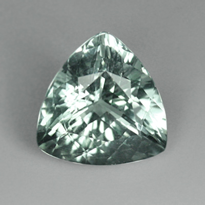 **ขายแล้ว** ทัวร์มาลีนสีเขียวอมฟ้าอ่อน (Tourmaline) 1.45 กะรัต รูปร่างสามเหลี่ยม ไฟดี