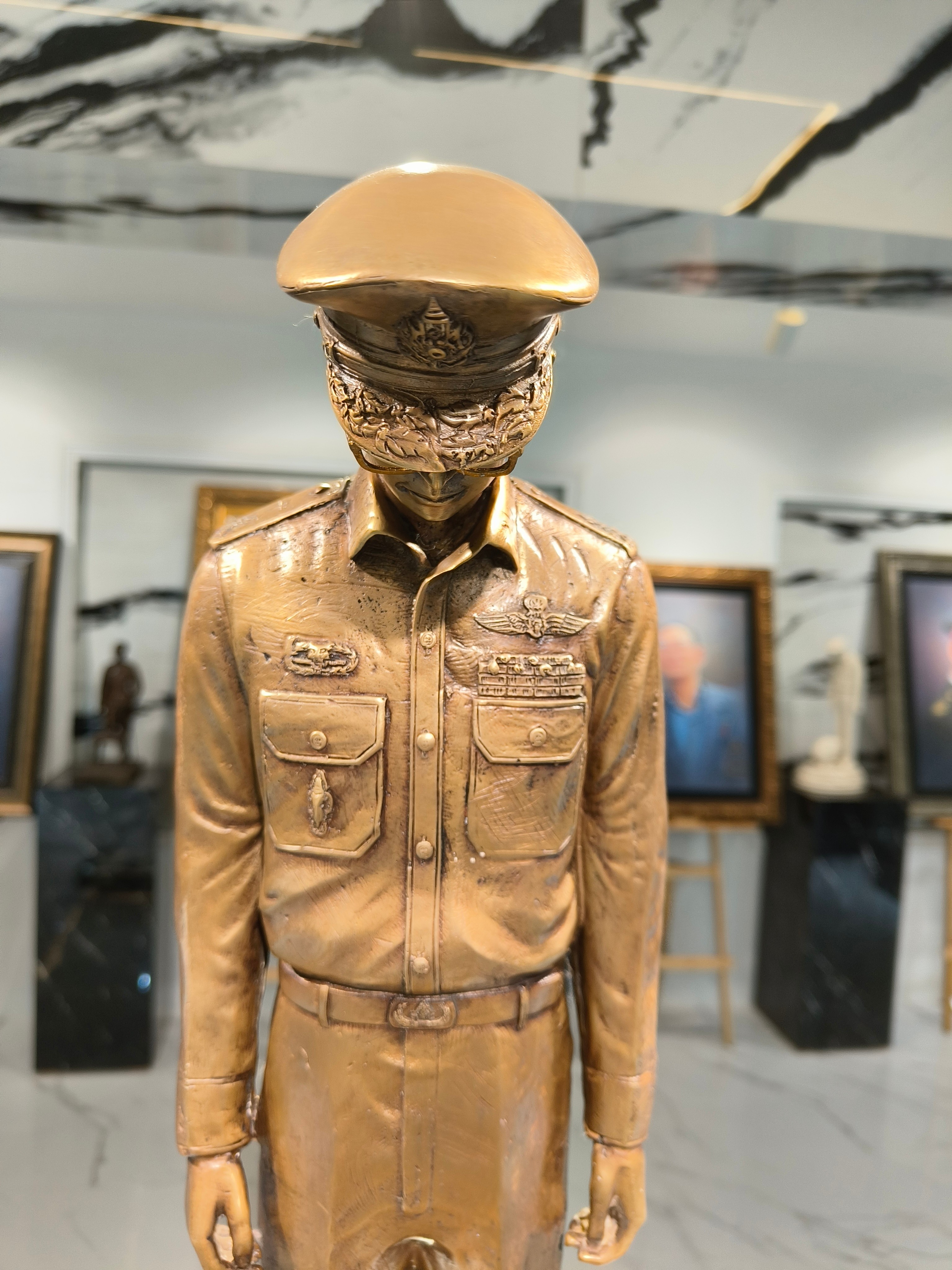 พระบรมรูปหล่อ ในหลวง รัชกาลที่ 9 รุ่น น้อมกราบพ่อ (เด็กก้มกราบ)