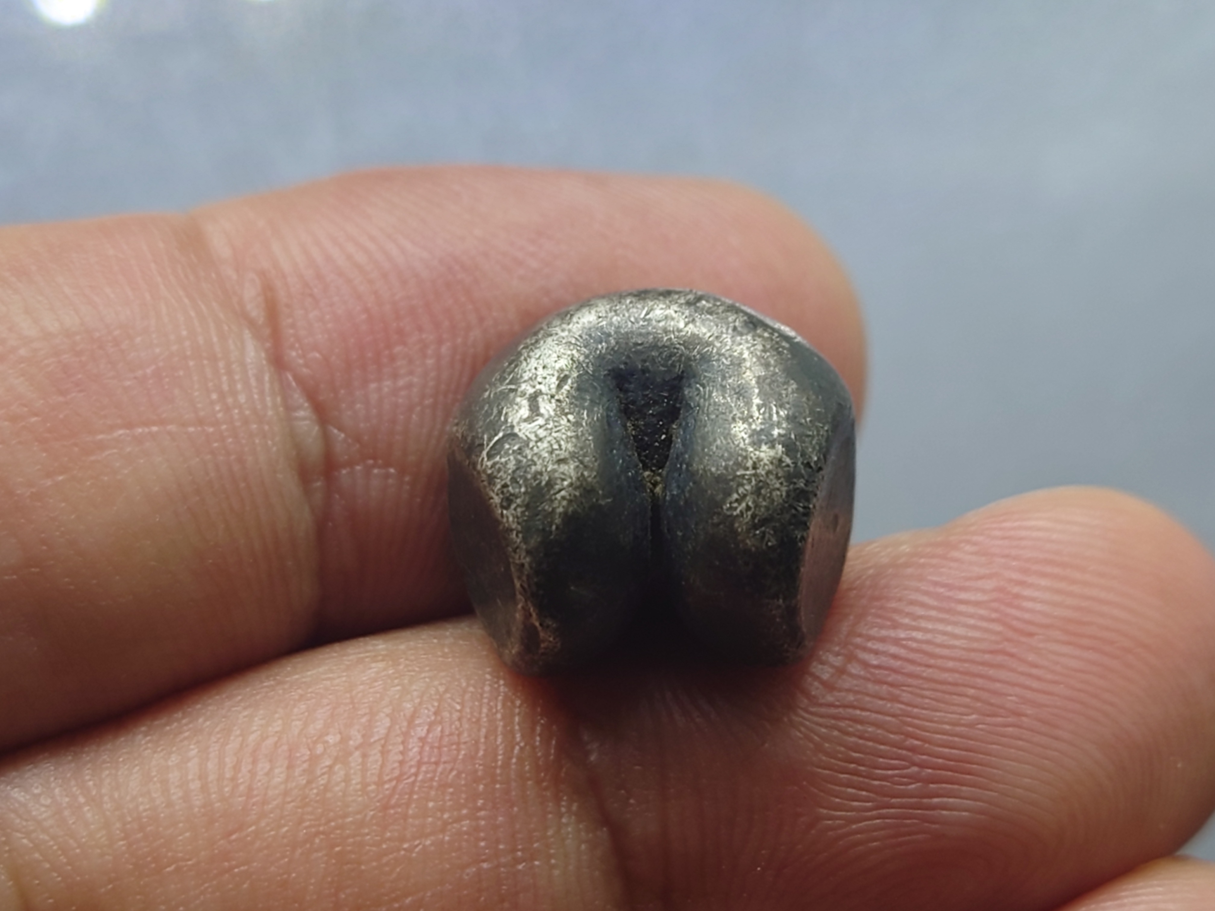 พดด้วง ขนาด 1 บาท ตราก้านบัวใหญ่ เนื้อเงิน สมัยอยุธยา หายาก