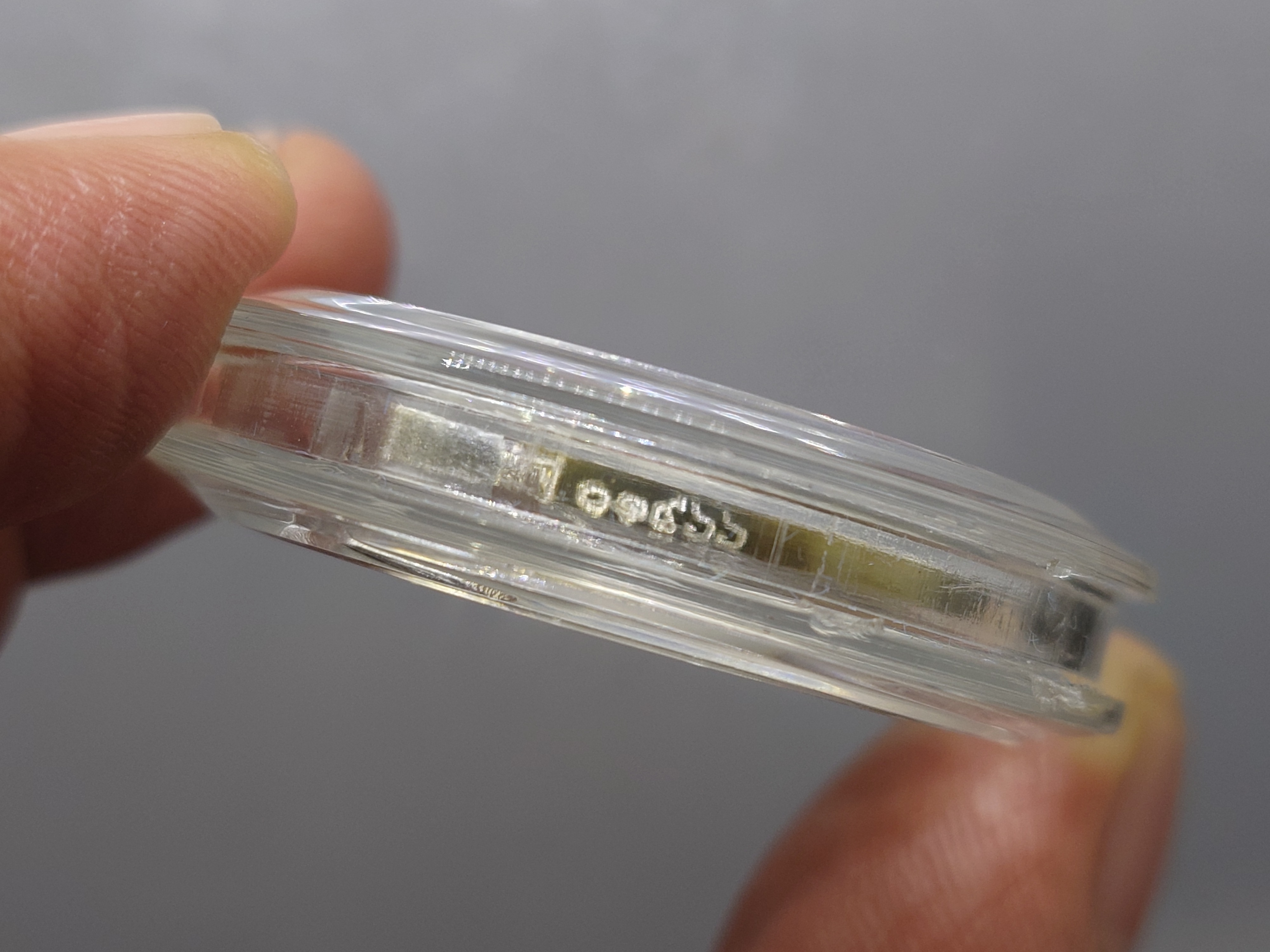 หลวงพ่อโสธร พิมพ์เจ้าสัว เนื้อเงินขัดเงาพ่นทราย รุ่นสร้างพระอุโบสถ วัดโสธรวราราม พ.ศ.2542 พร้อมกล่องเดิม ใบรับรอง