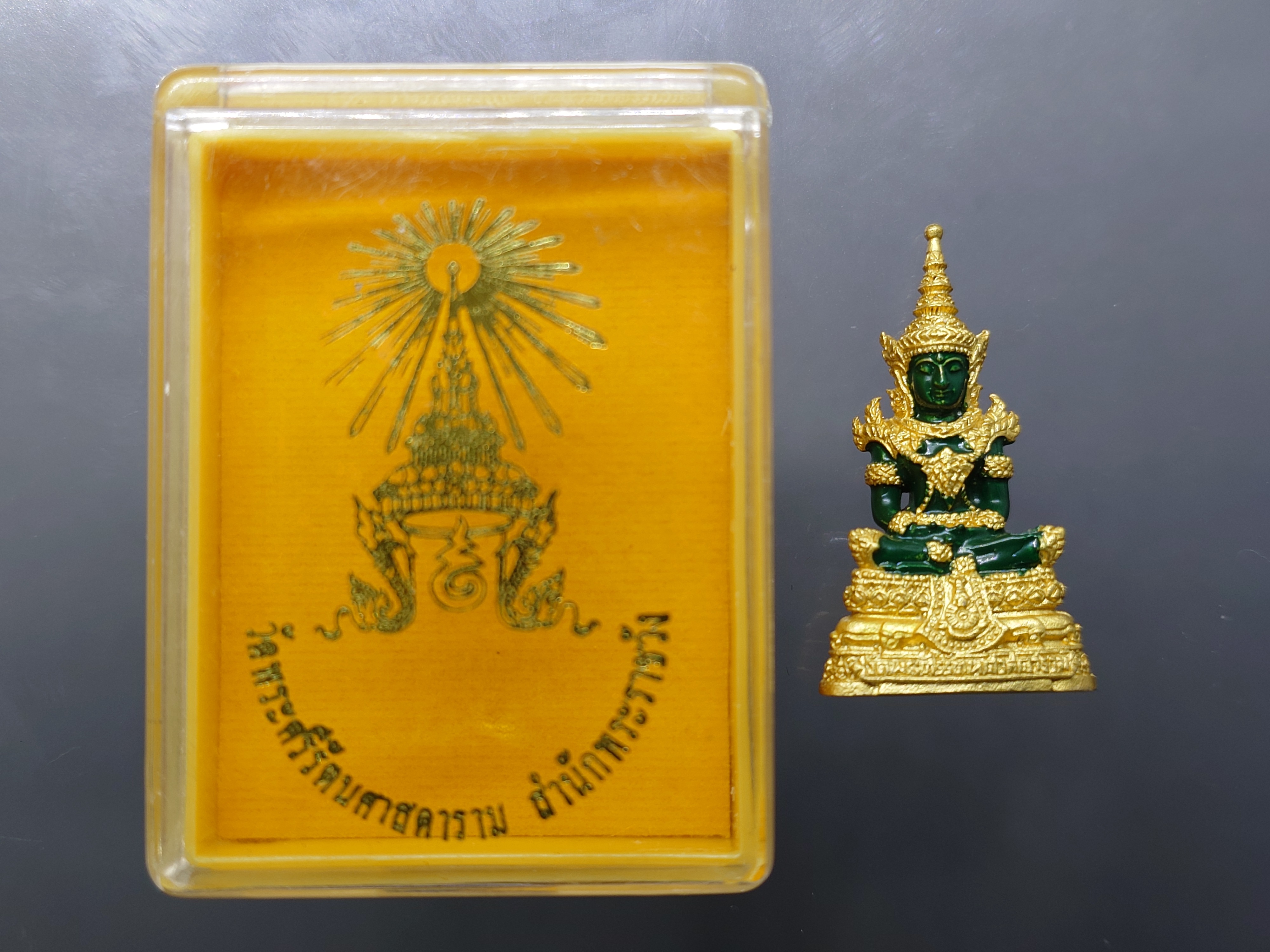 พระแก้วมรกต ทรงฤดูร้อน (ขนาดสูง 3.5 เซน) เนื้อโลหะเคลือบสีเขียว เครื่องทรงชุบทอง สำนักพระราชวัง สร้าง พุทธาภิเษก ณ วัดพระศรีรัตนศาสดาราม พ.ศ.2547 ตลับเดิม รับประกันแท้