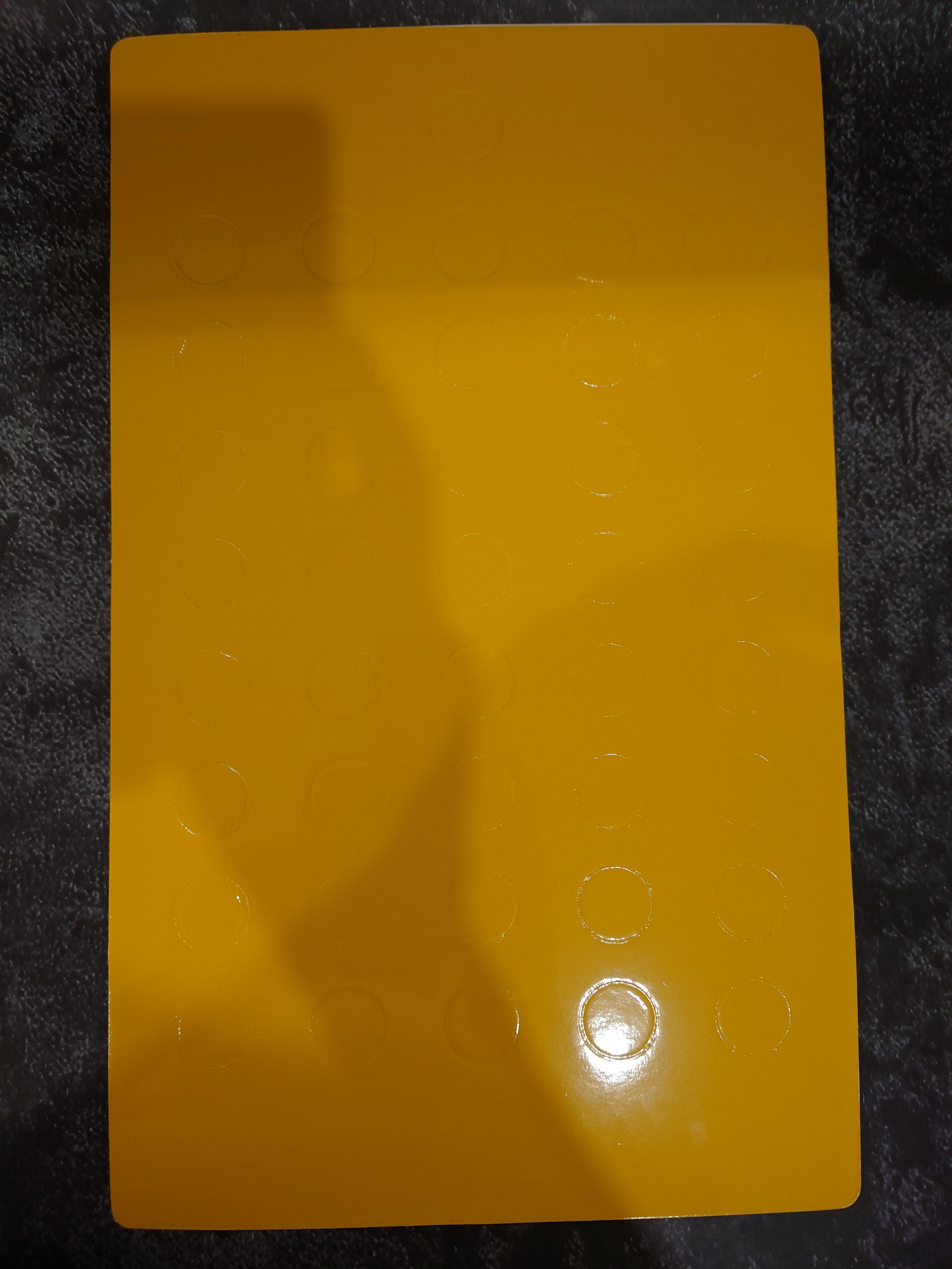 แผงใส่เหรียญ 2 บาท ที่ระลึก 41 วาระ สีเหลืองทอง ขนาด 35 x 21.5 เซนติเมตร