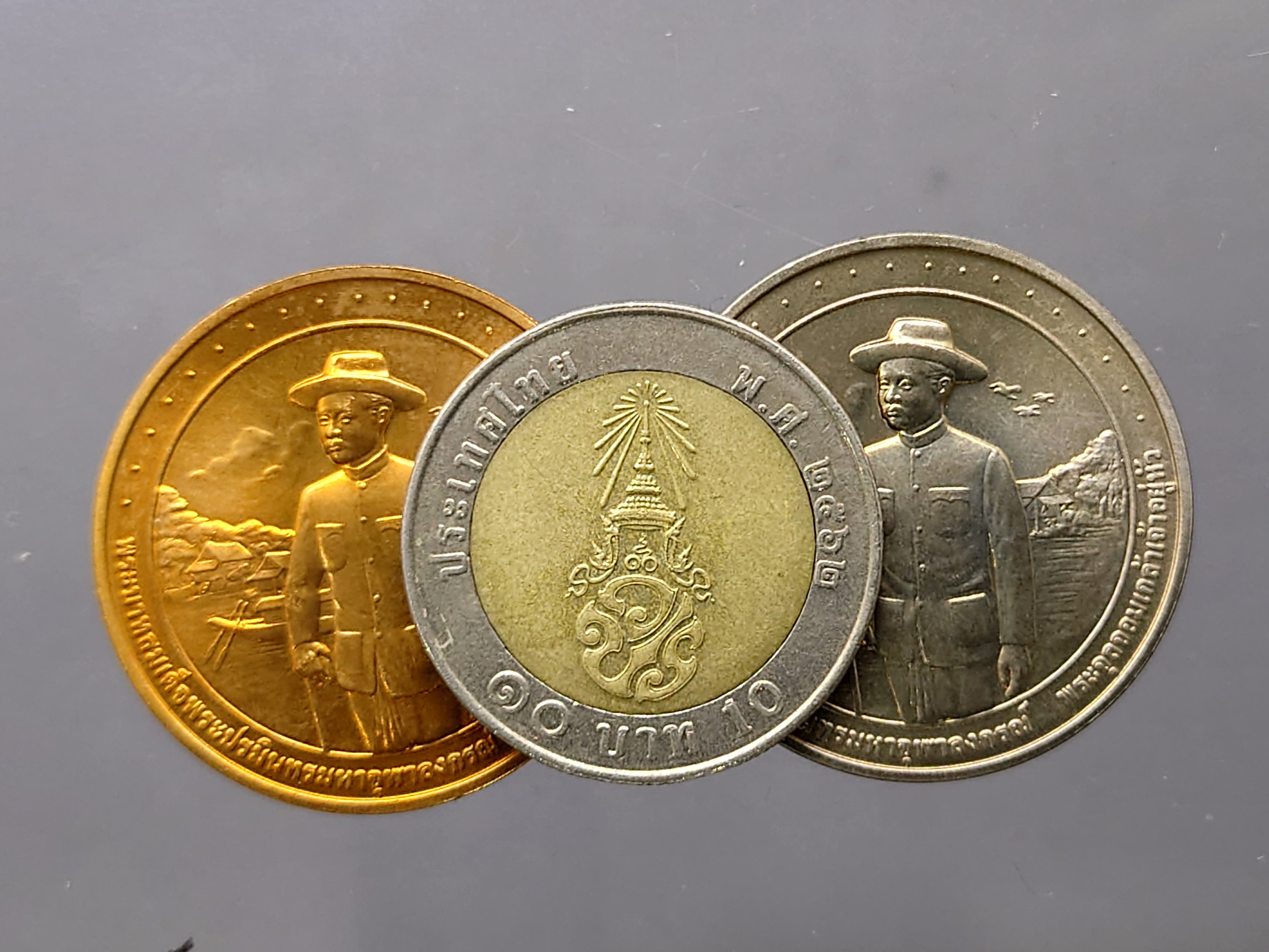 เหรียญพระรูปรัชกาลที่ 5 เสด็จประพาสต้นเมืองมีนบุรี ที่ระลึก 100 ปี เมืองมีนบุรี เนื้อนิเกิลและทองแดง ขนาด 30 มม พ.ศ.2545 พร้อมกล่องเดิม หายาก