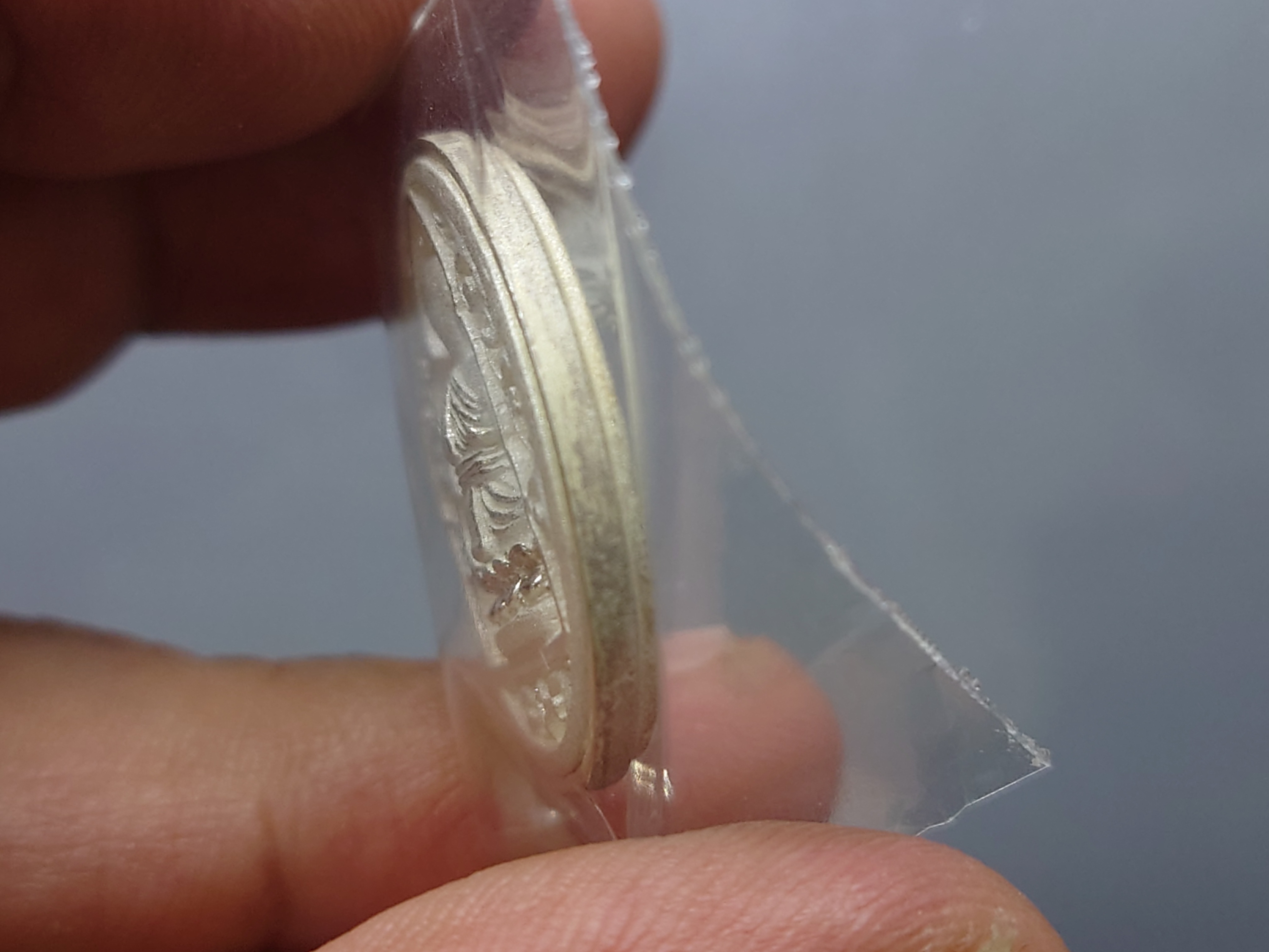 เหรียญหลวงปู่ทวด เนื้อเงิน รุ่นมงคลบารมี วัดประสาทบุญญาวาส พิมพ์วงรี ใหญ่ รูปไข่ ขนาดสูง 2.5 ซ.ม. พ.ศ.2545 พร้อมกล่องเดิม