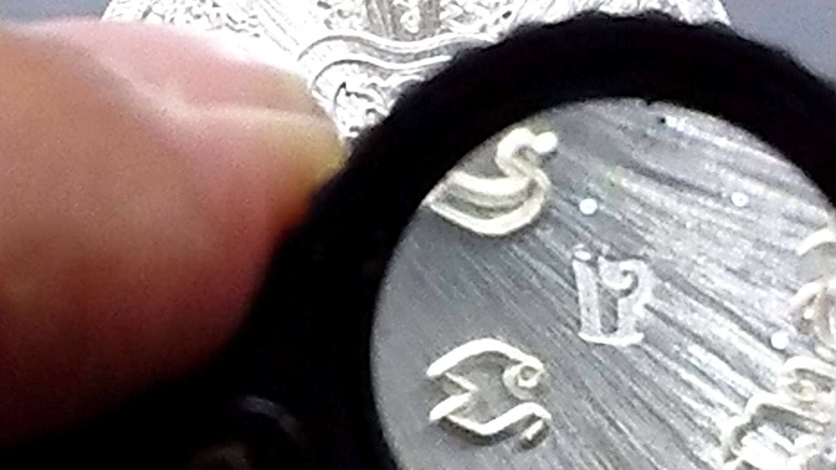 เหรียญรุ่นรวยที่หนึ่ง เนื้อเงิน ลงยาแดงประกายมุก หน้ากากปีกเครื่องบิน หลวงพ่อพัฒน์ วัดห้วยด้วน โคท 23