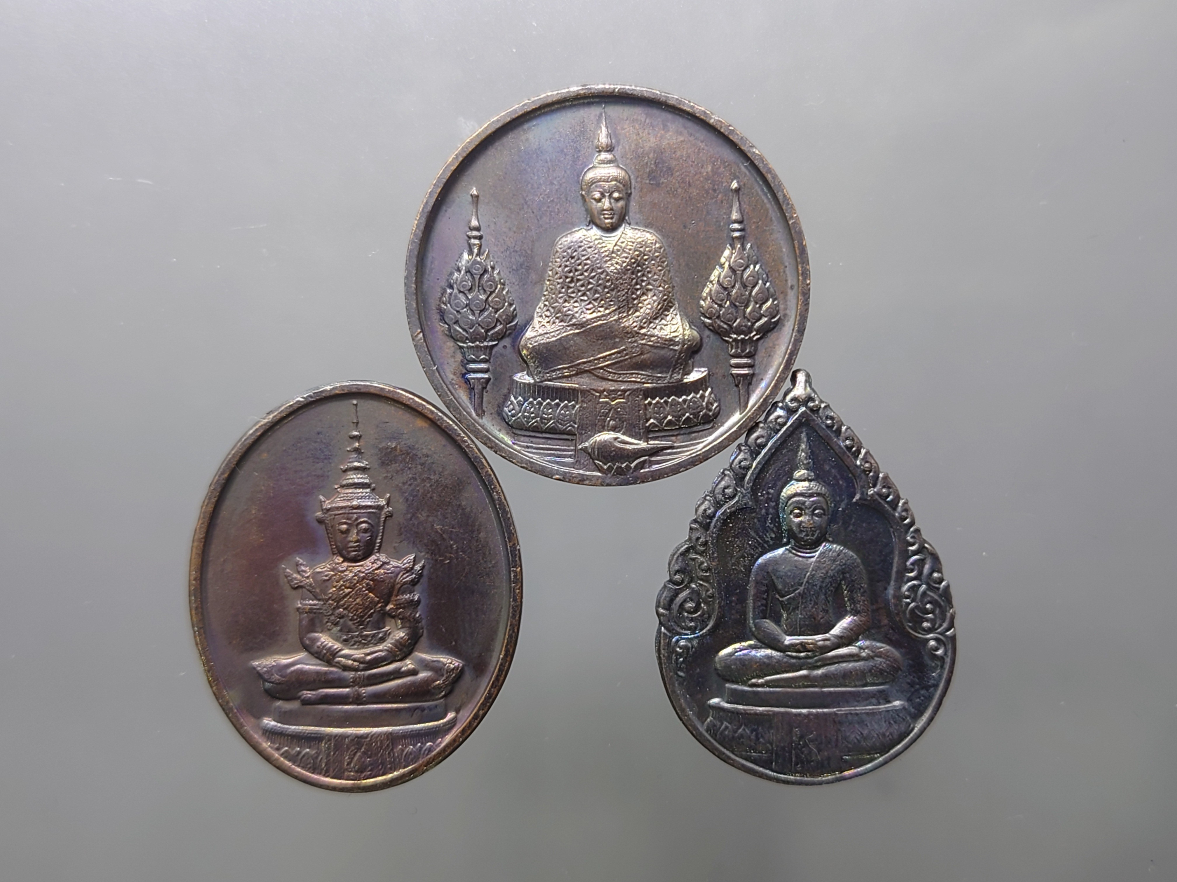 พระแก้วมรกต ภปร. (ชุด 3 ฤดู) รุ่นแรก ฉลองวัดพระศรืๆ (ด้านหลัง ใม่มี ราชศรัทธา) ทองแดงรมดำ ปี2525