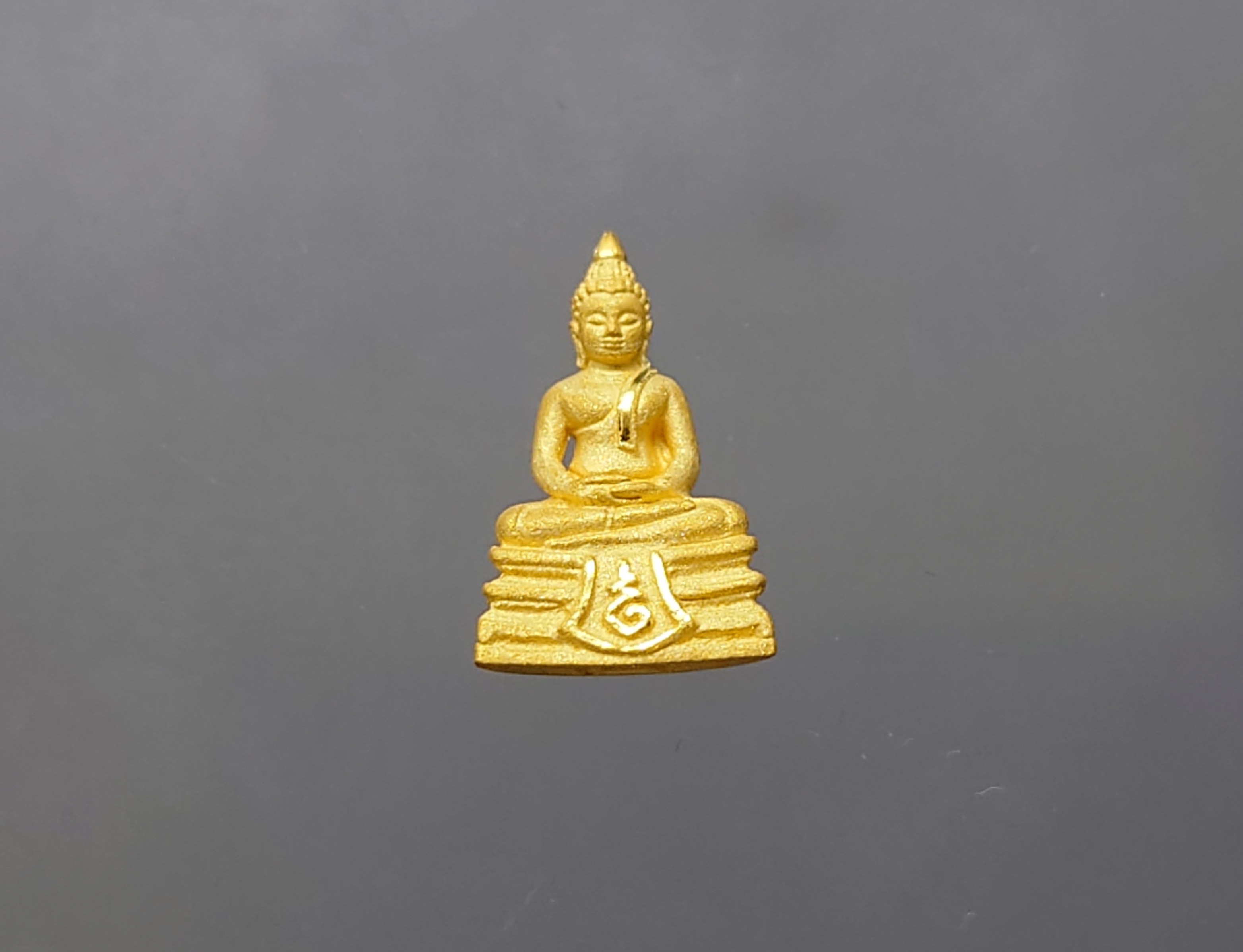 พระพุทธโสธร เนื้อทองคำแท้ (พิมพ์ใหญ่ หนักประมาณ 1.79 กรัม) รุ่นอุดมโชคโภคทรัพย์ วัดโสธรวราราม 2550 พร้อมกล่องเดิม