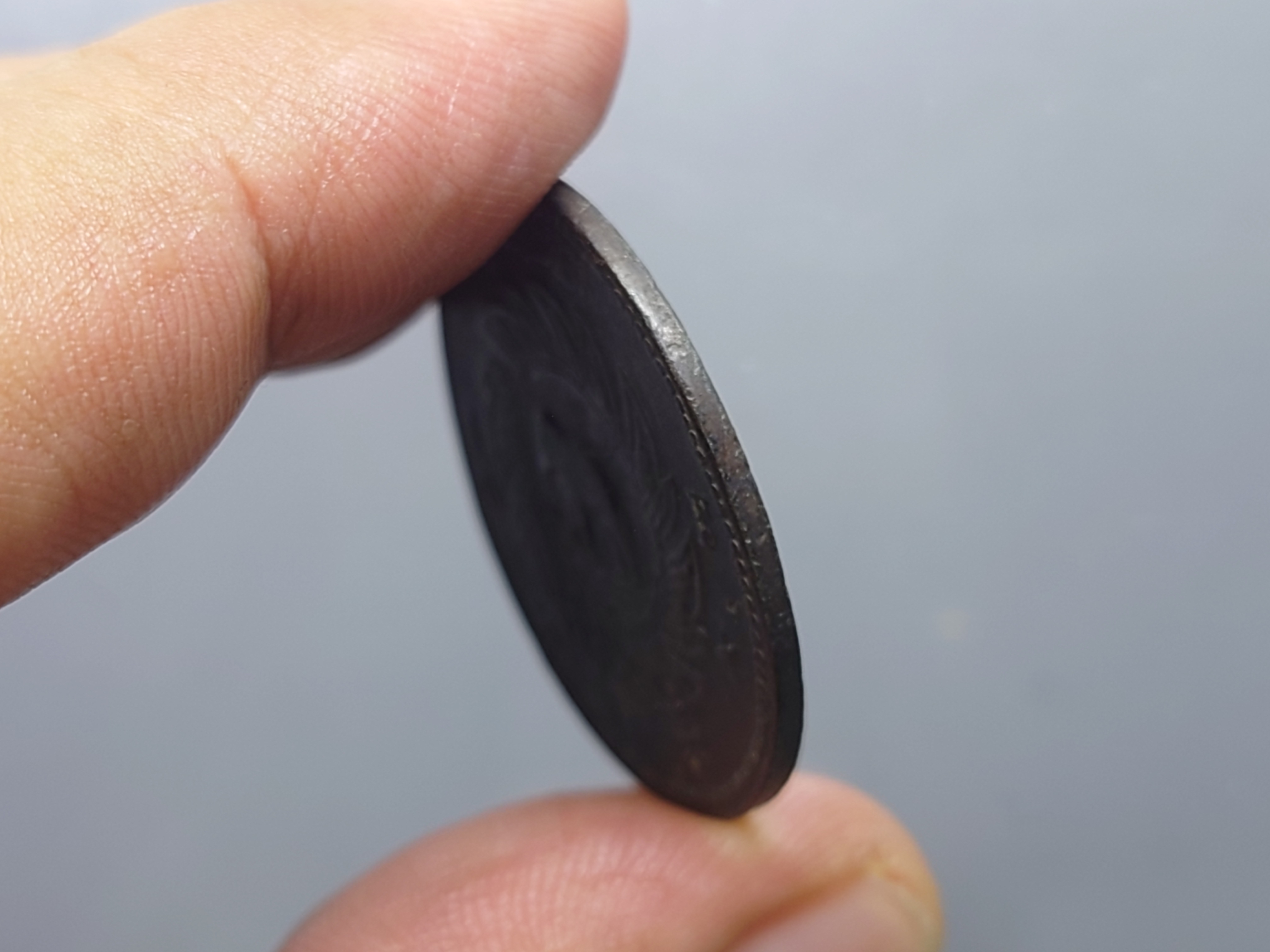 เหรียญโสฬส ดีบุก พระจุลมงกุฎ-พระแสงจักร รัชการที่5 พ.ศ. 2411 ผ่านใช้ สภาพสวย