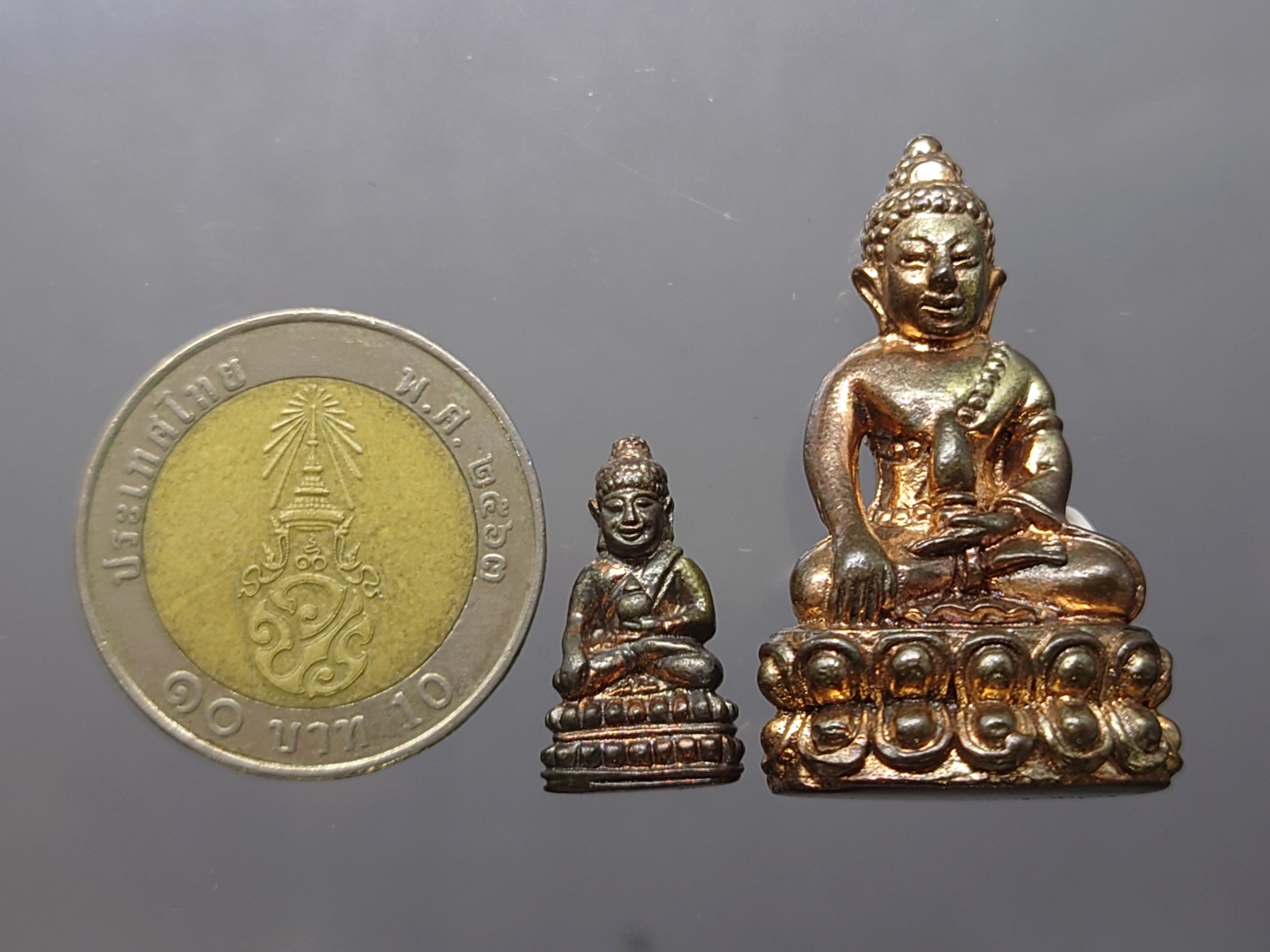 พระกริ่งครองเมืองสัมฤทธิโชคและพระชัยวัฒน์ เนื้อนวะโลหะ ปลุกเสก 2 วาระ วัดสุทัศนฯ วัดไตรมิตรวิทยาราม ปี2555 พร้อมกล่องเดิม