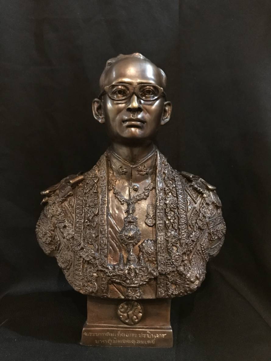 พระบรมรูปหล่อในหลวง รัชกาลที่ 9 รุ่น ฉลองสิริราชสมบัติ 60 ปี (เต็มยศ)