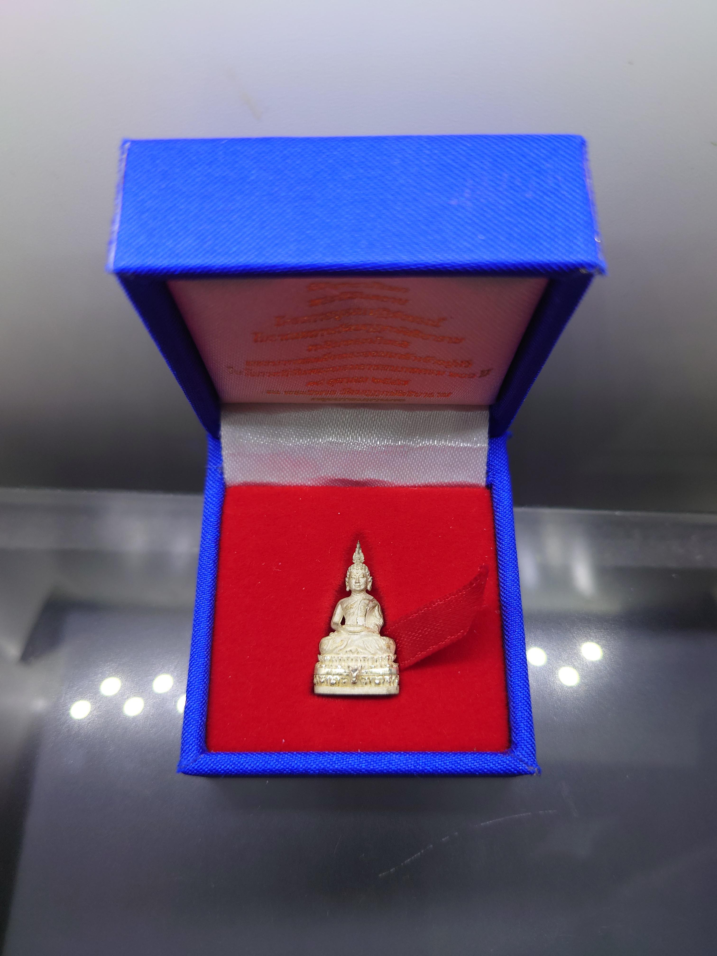 พระนิรันตราย เนื้อเงิน พ่นทราย พิมพ์เล็ก 200 ปี พระจอมเกล้าฯ โครงการบูรณะฯ โบราณสถาน วัดมกุฏกษัตริยาราม ปี2547 พร้อมกล่องเดิม