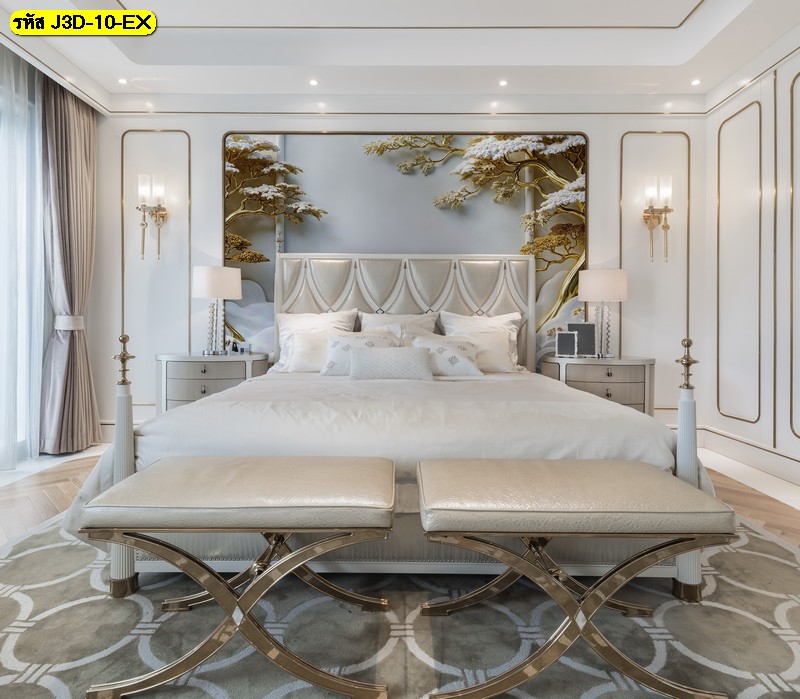 วอลเปเปอร์ต้นไม้โทนทองขาวช่วยเพิ่มความสงบให้หัวเตียงและเติมความหรูให้ห้องนอนดูอบอุ่นขึ้น