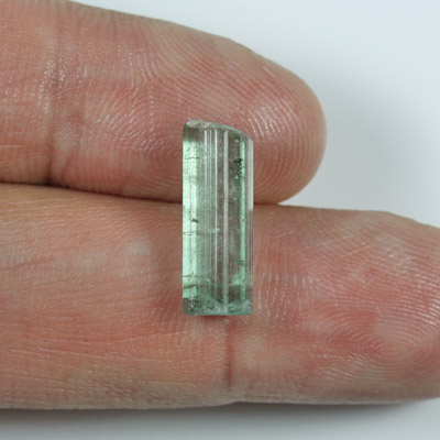 **ขายแล้ว**ผลึกทัวร์มาลีน (Tourmaline Crystal) 4.68 กะรัต สีเขียวอมฟ้านิดๆ เป็นแท่งรูปร่างดี