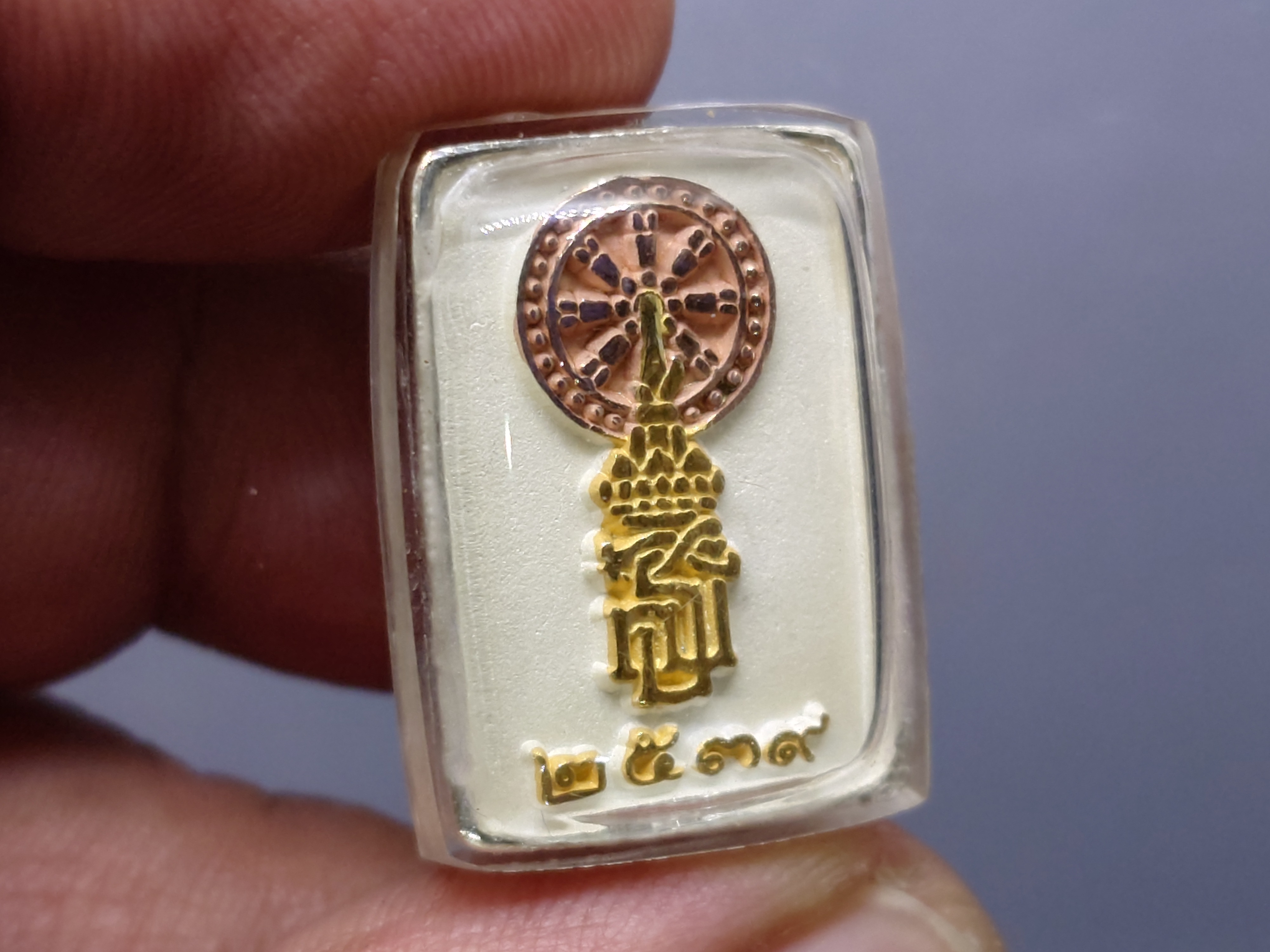 พระพุทธชินราช รุ่นเฉลิมพระเกียรติ หลัง ส.ธ. เนื้อเงิน 99.99% สามกษัตริย์ มูลนิธิสิรินธรราชวิทยาลัย สร้าง พุทธาภิเษก ณ มหาวิหารพระพุทธชินราช ปี2539 พร้อมกล่องเดิม