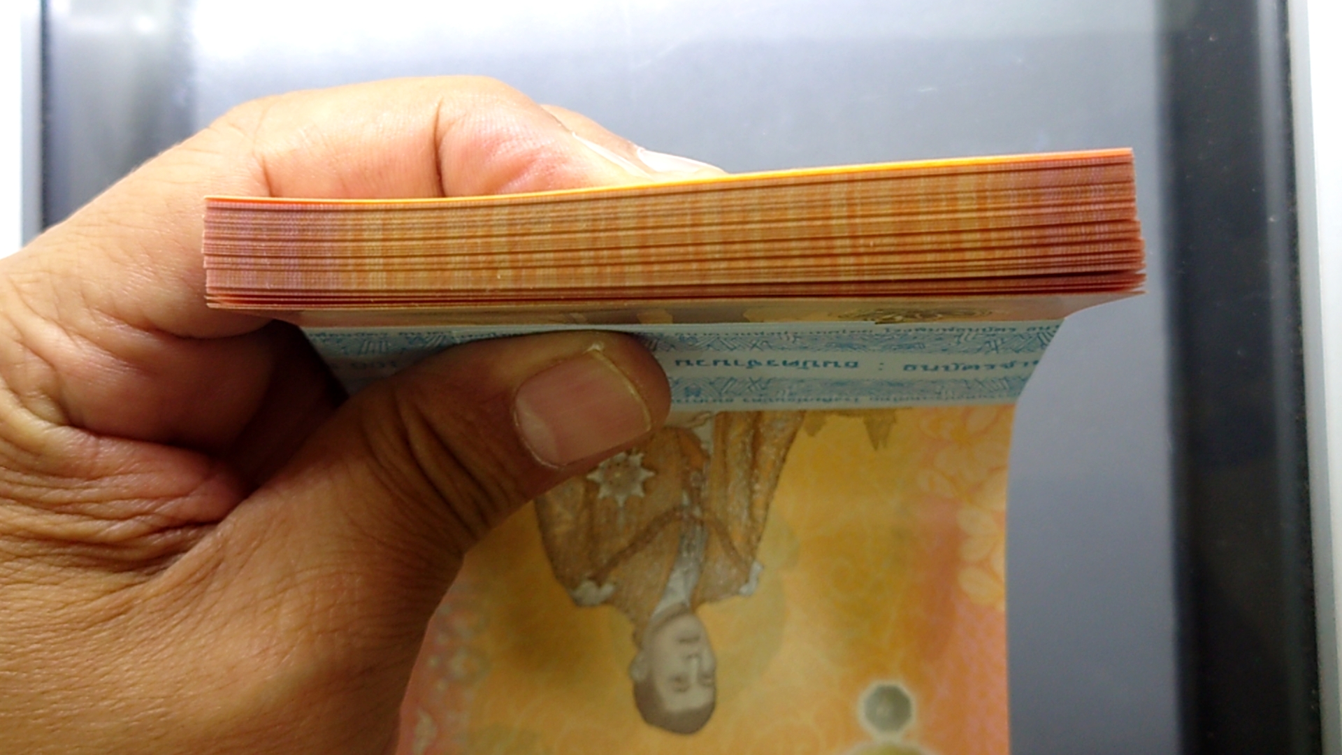 ธนบัตร 100 บาท (ยกแหนบ 100 ใบ ไม่เรียงเลข) ที่ระลึกเฉลิมพระเกียรติพระชนมพรรษา 6 รอบ รัชกาลที่10 พ.ศ.2567 ไม่ผ่านใช้