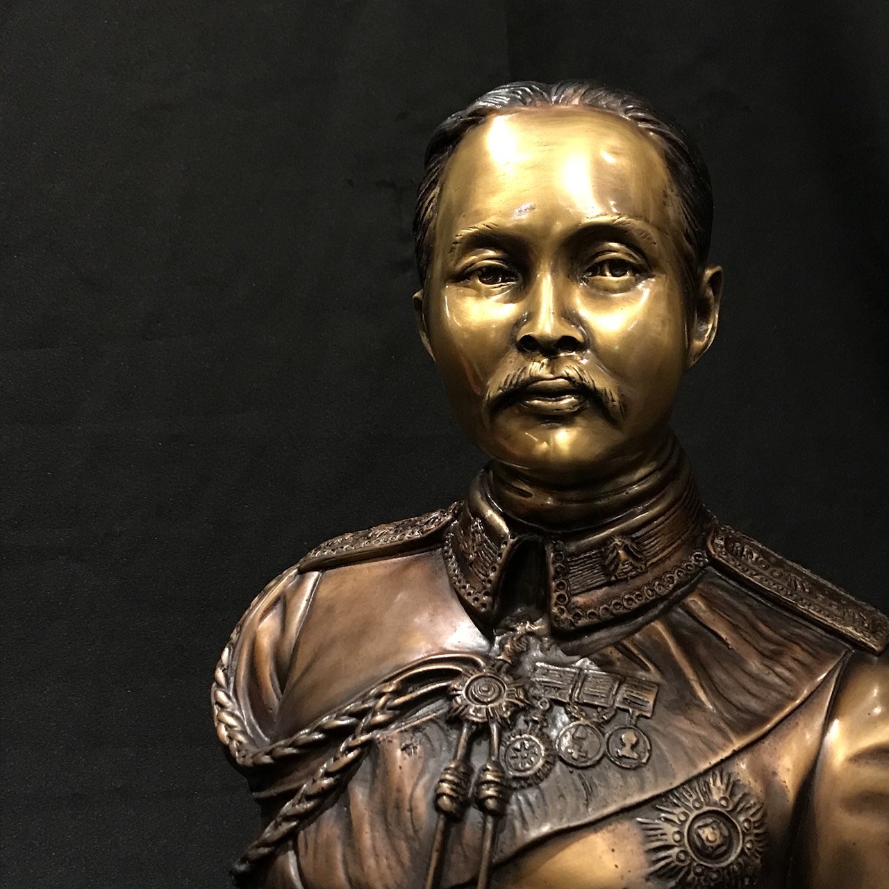พระบรมรูปหล่อในหลวง รัชกาลที่ 5 รุ่น ครึ่งท่อน ขนาดกลาง