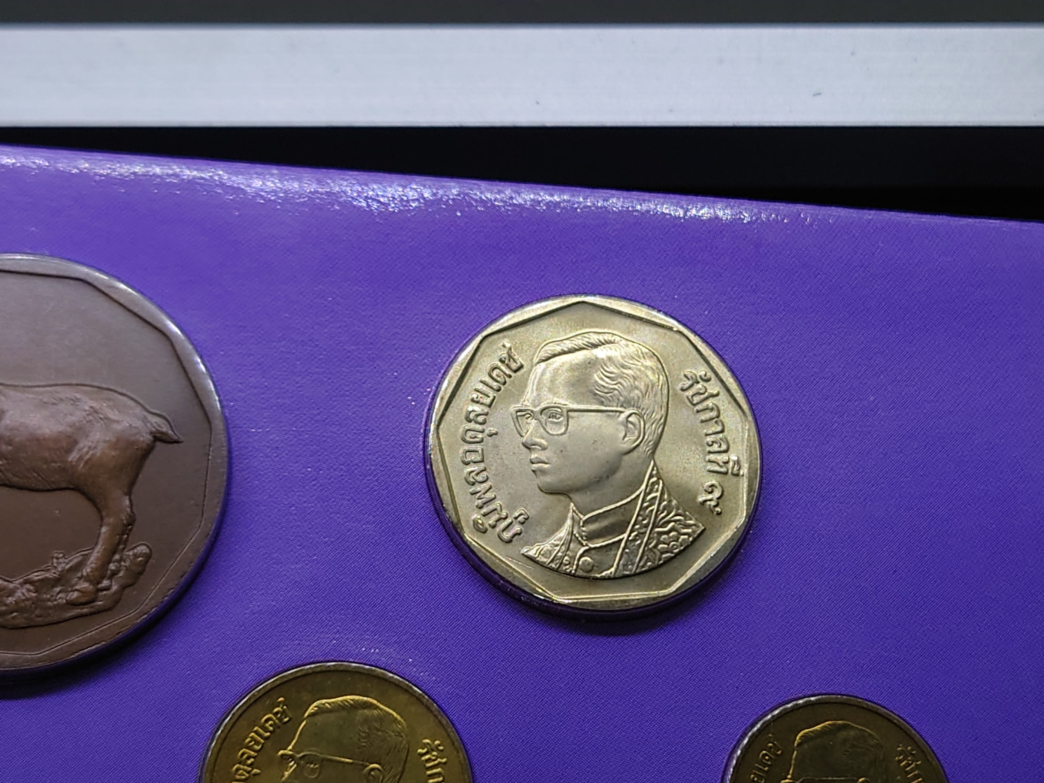 แผงเหรียญกษาปณ์หมุนเวียน ครบชุด ปี 2546 อุปกรณ์ ครบ