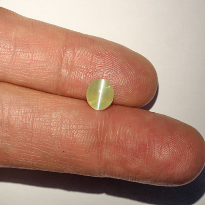**ขายแล้ว**คริสโซเบริลตาแมวหรือไพฑูรย์ (Cat's eye Chrysoberyl) 1.25 กะรัต จากอินเดีย