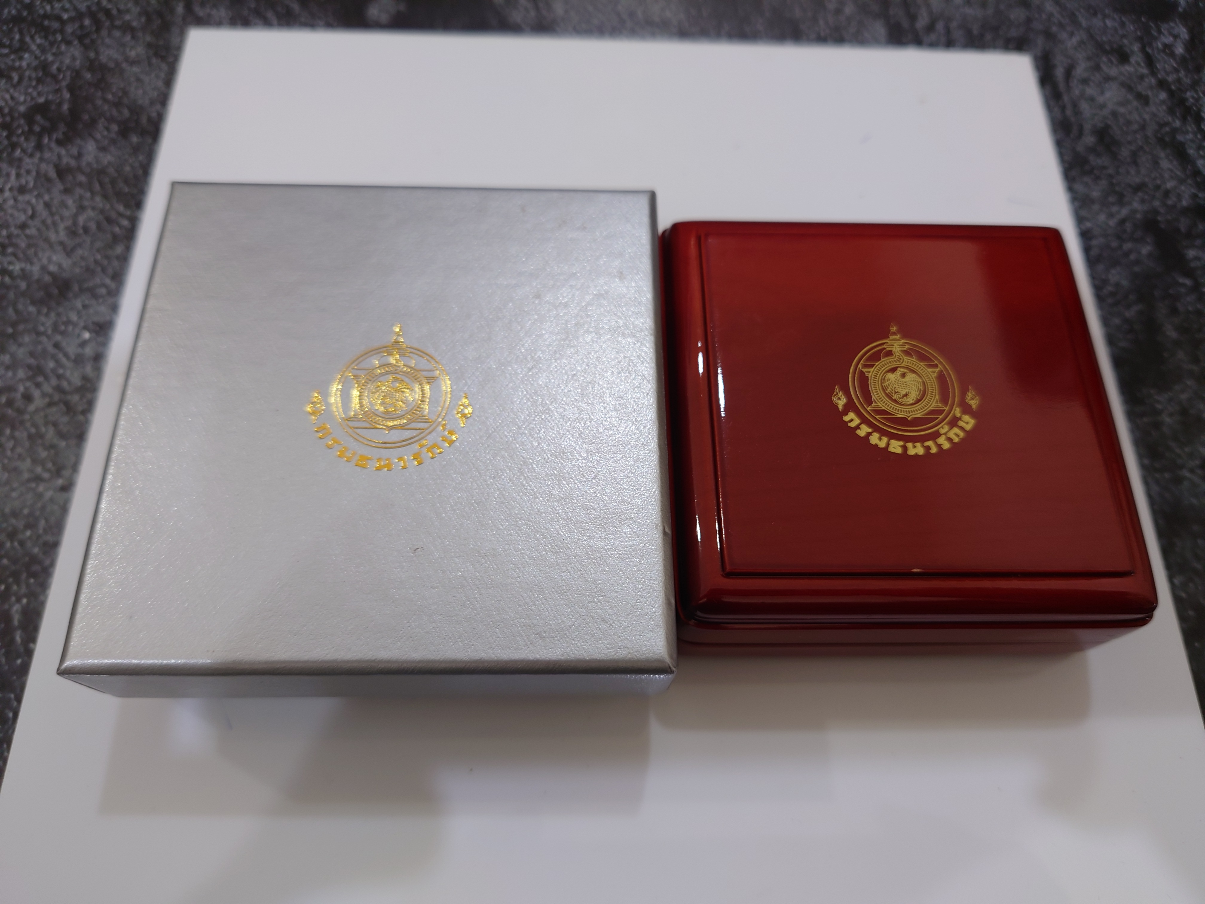 กล่องไม้ใส่เหรียญเงิน 4 เหลี่ยม (หรือใส่เหรียญขนาดตลับวงนอก 4.5 เซน) จากกรมธนารักษ์ ผ่านใช้ สภาพสวย 95 %