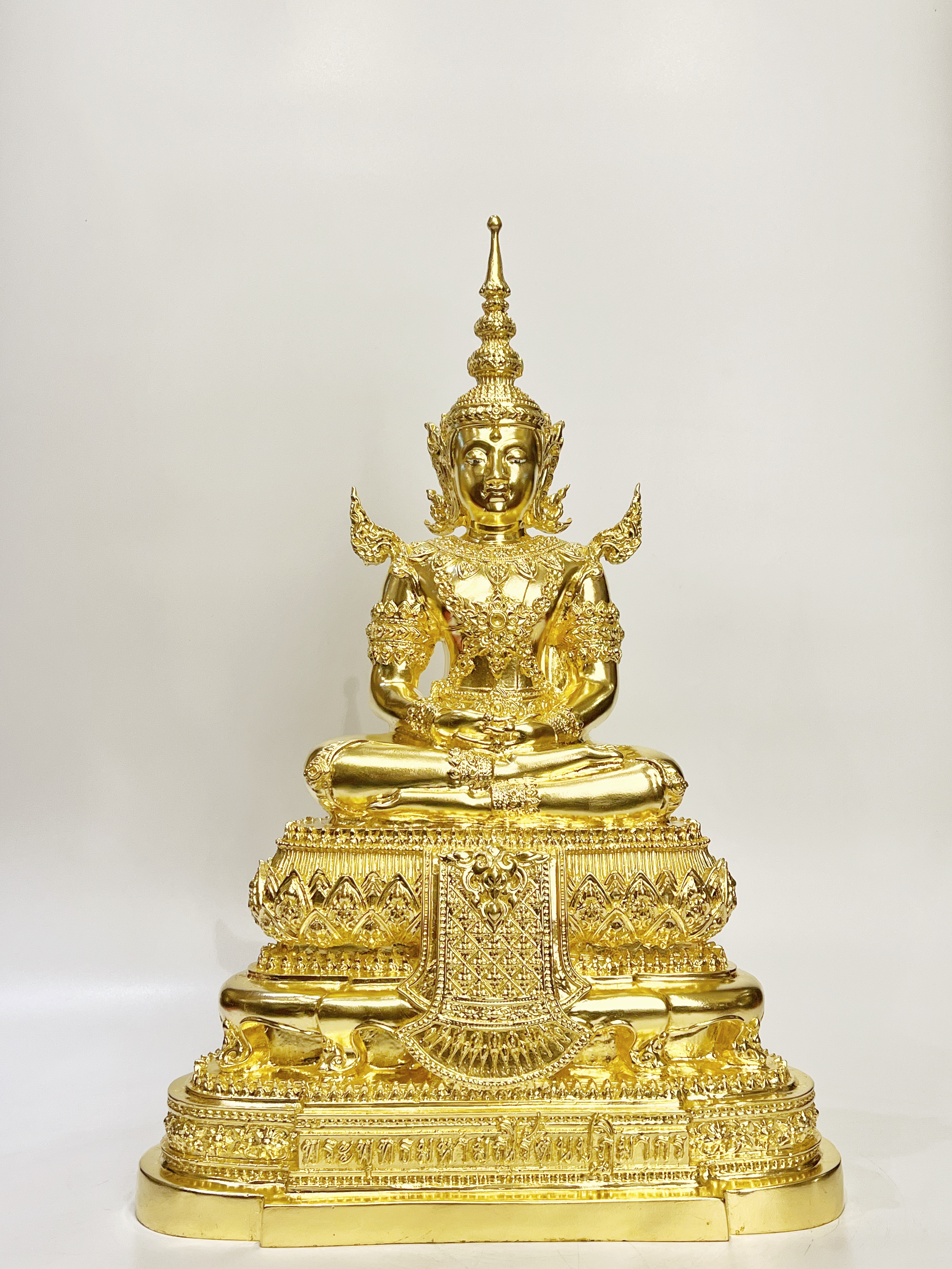 พระแก้วมรกต ทรงเครื่องฤดูร้อน หน้าตัก 9 นิ้ว พิธี วัดพระแก้ว จ.เชียงราย พ.ศ.2563