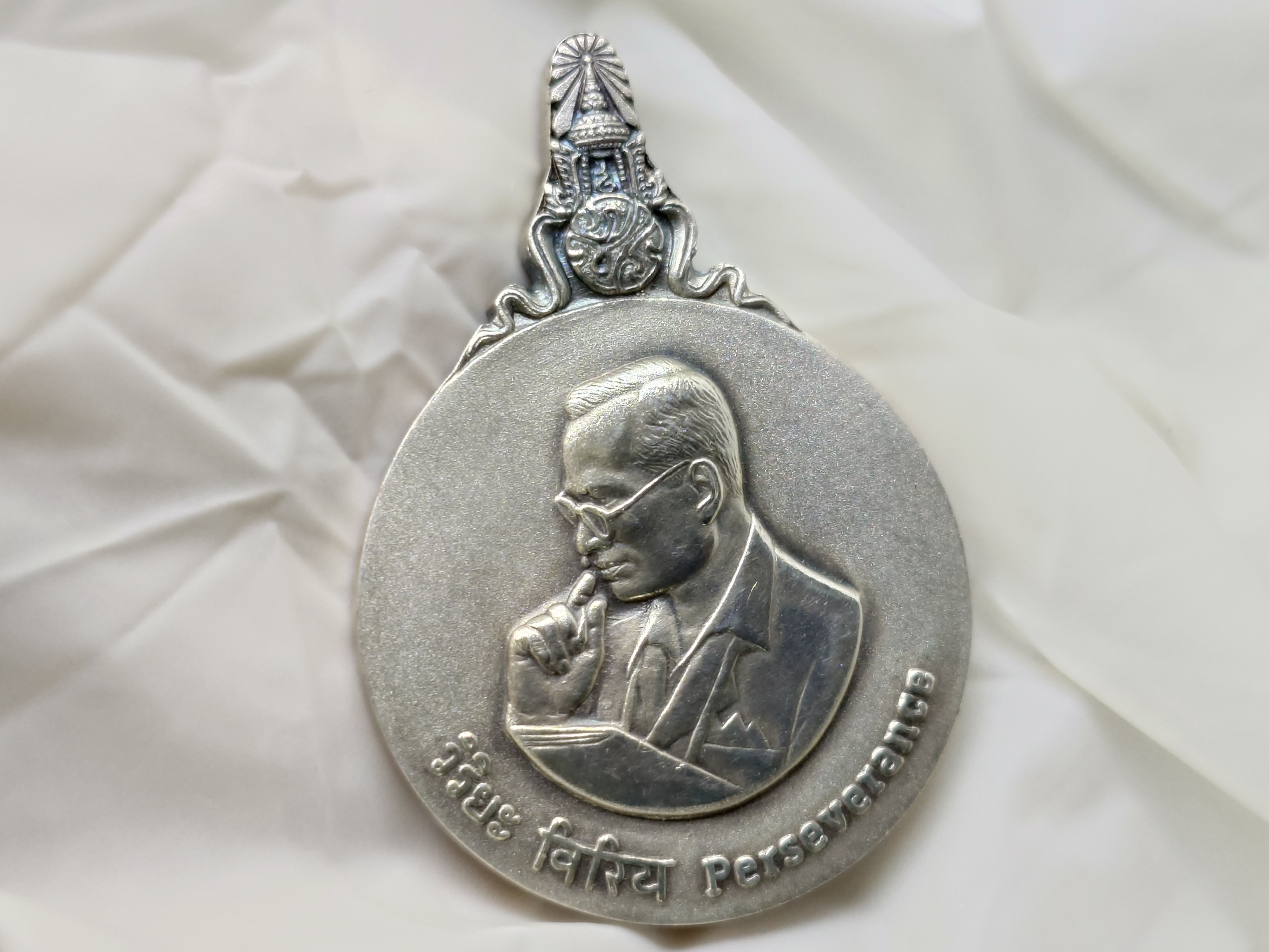 พระมหาชนก เนื้อเงิน พิมพ์ใหญ่ บล๊อก ป ขาด มีแต่เหรียญ ไม่มีหนังสือ