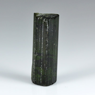 ผลึกทัวร์มาลีน (Tourmaline Crystal) 14.34 กะรัต สีเขียวเข้มดำ เป็นแท่งรูปร่างดี