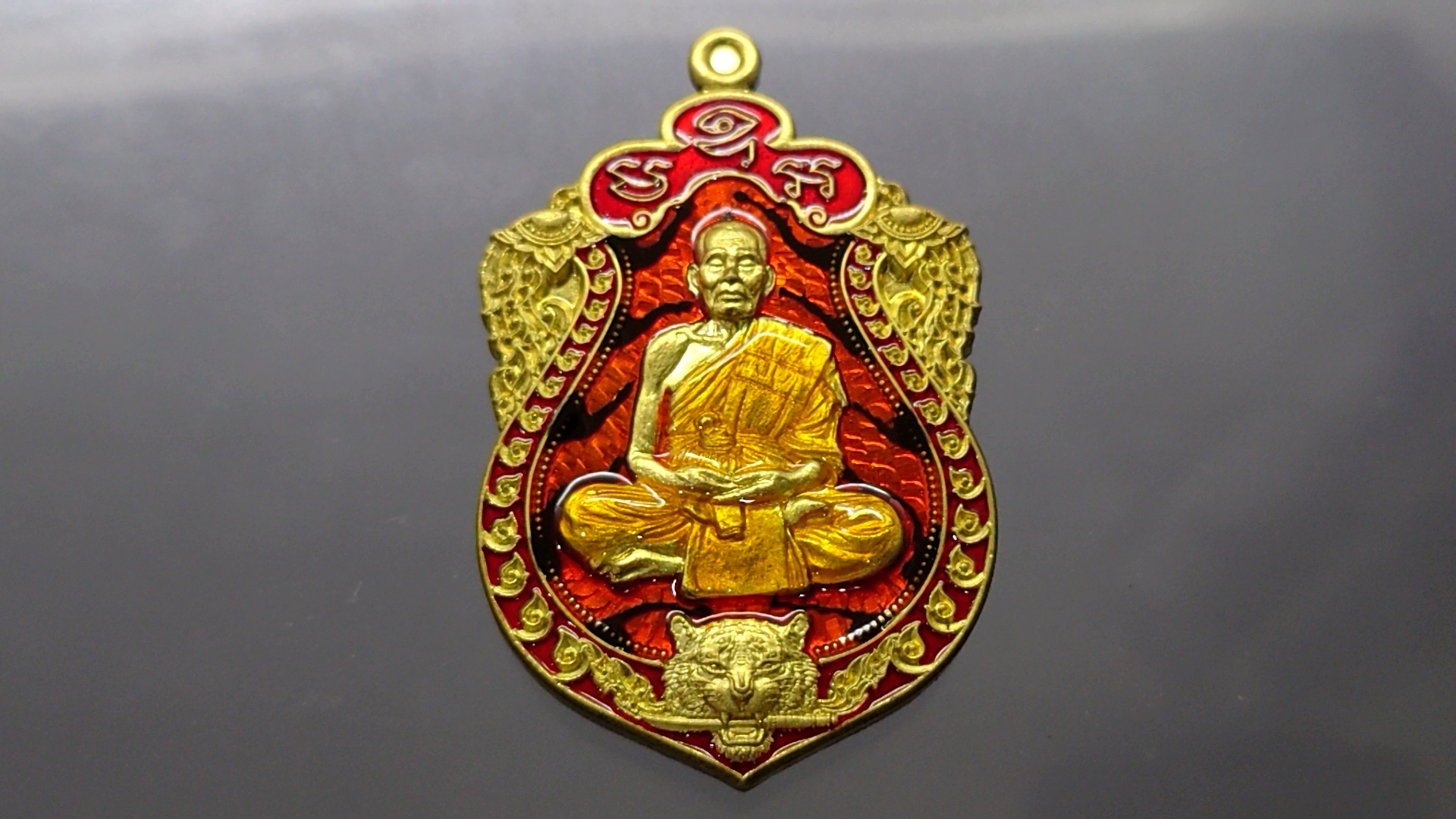 เหรียญเสมาเสือคาบดาบ รุ่น1 เนื้อทองระฆัง ตอกพิเศษ แจกกรรมการ ลงยาลายเสือ หน้า หลัง ขอบแดง จีวรส้ม หลวงพ่อพัฒน์ วัดห้วยด้วน โคท 450