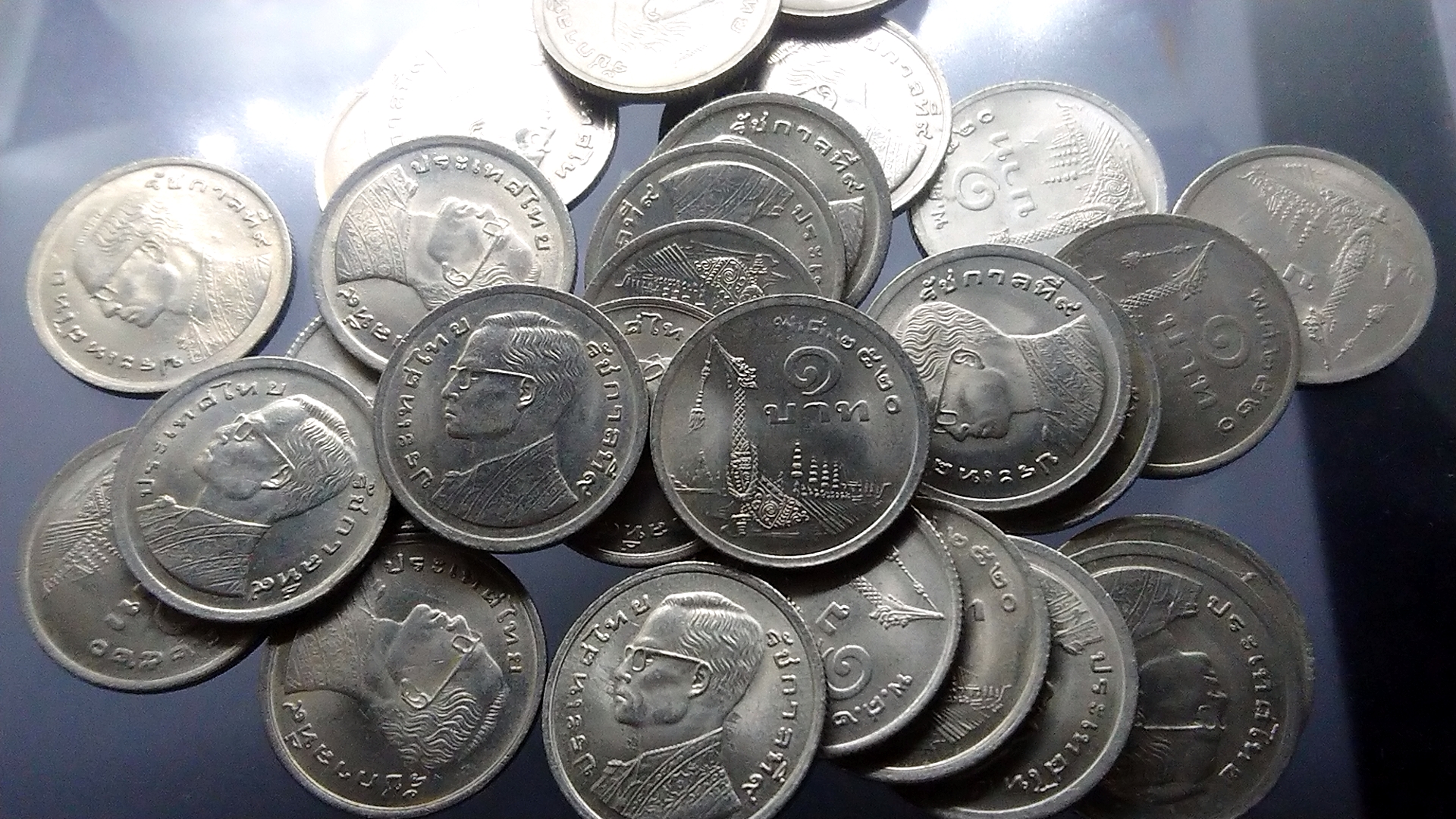 ชุด 10 เหรียญ เหรียญ 1 บาท เรือพระที่นั่งสุพรรณหงส์ พ.ศ.2520 ผ่านใช้น้อยมาก สวยๆ