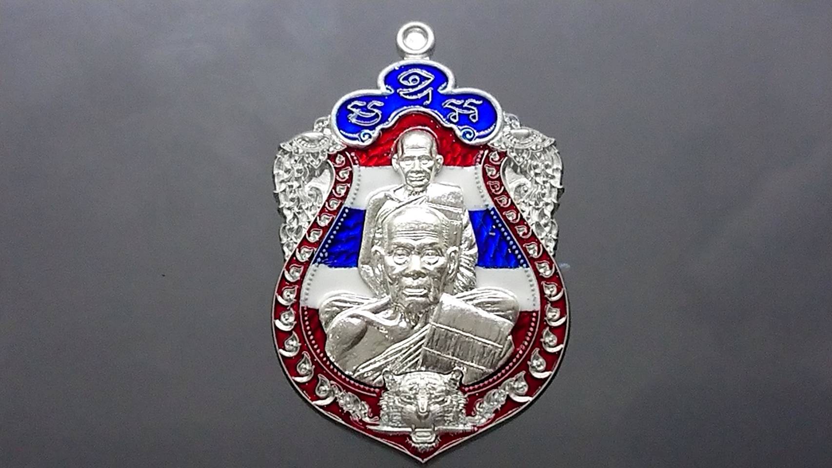 เหรียญเสมาเสือคาบดาบ 3 (ชุดกรรมการ) เนื้อปีกเครื่องบินหน้ากากเงินแท้ ลงยาธงชาติหน้าหลัง หลังบูชาครูหลวงพ่อพัฒน์ วัดห้วยด้วน โคท 74