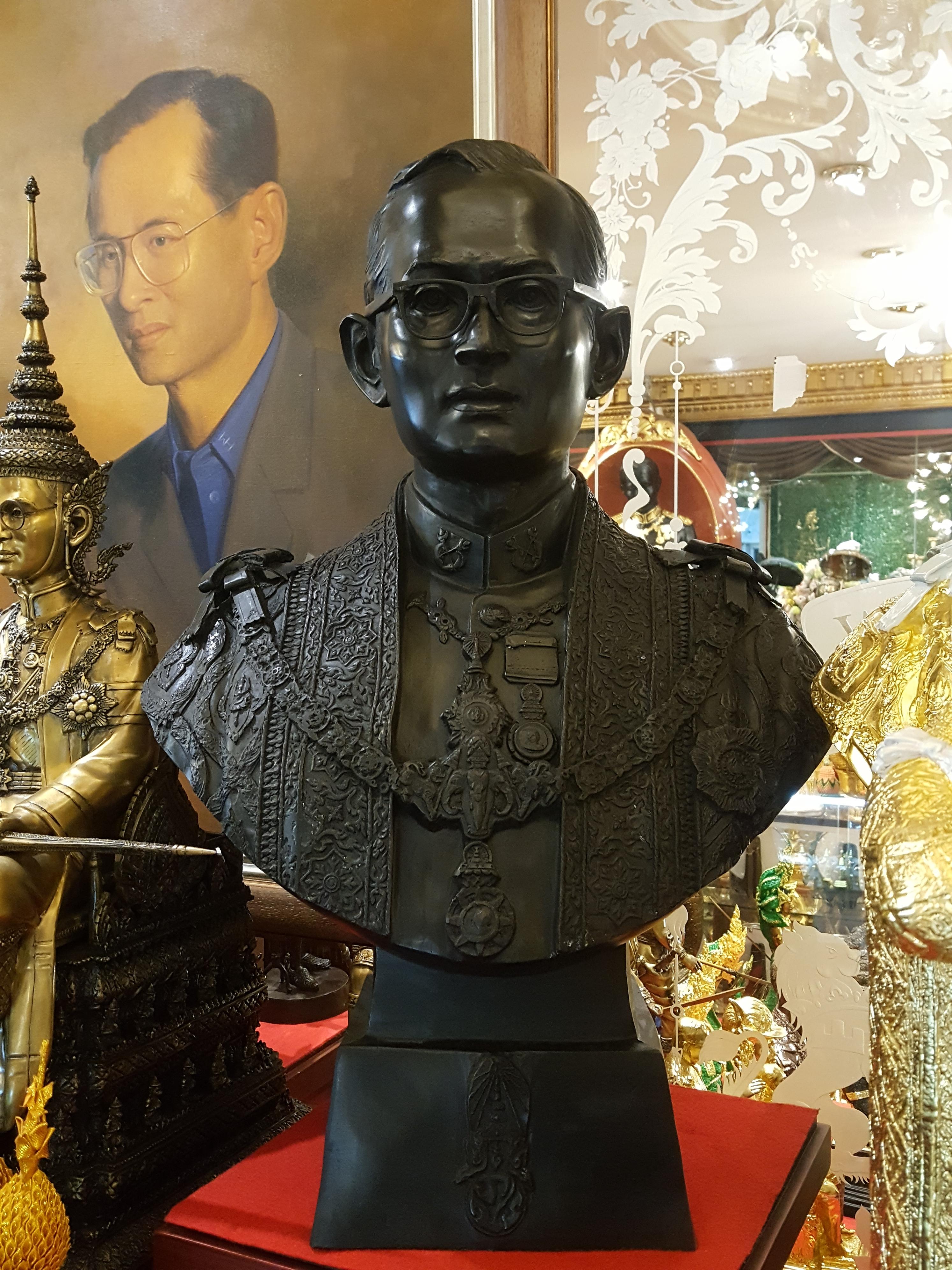 พระบรมรูปหล่อในหลวง รัชกาลที่ 9 รุ่น ใหญ่ เท่าองค์จริง แบบของสถานฑูตไทย