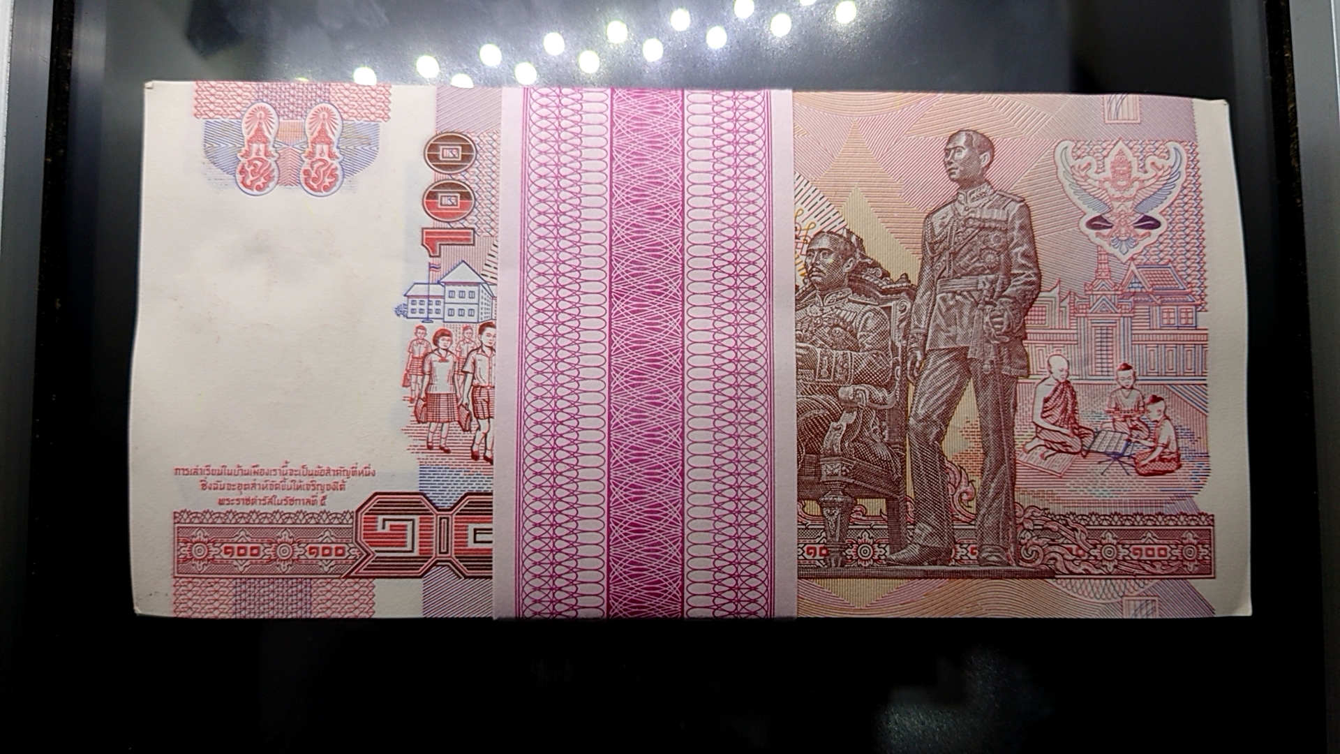 ธนบัตร 100 บาท แบบ 14 (ยกแหนบ 100 ใบ) เรียงเลข หลังโรงเรียนเลิก รัชกาลที่9 ปี ไม่ผ่านใช้ สภาพสวย