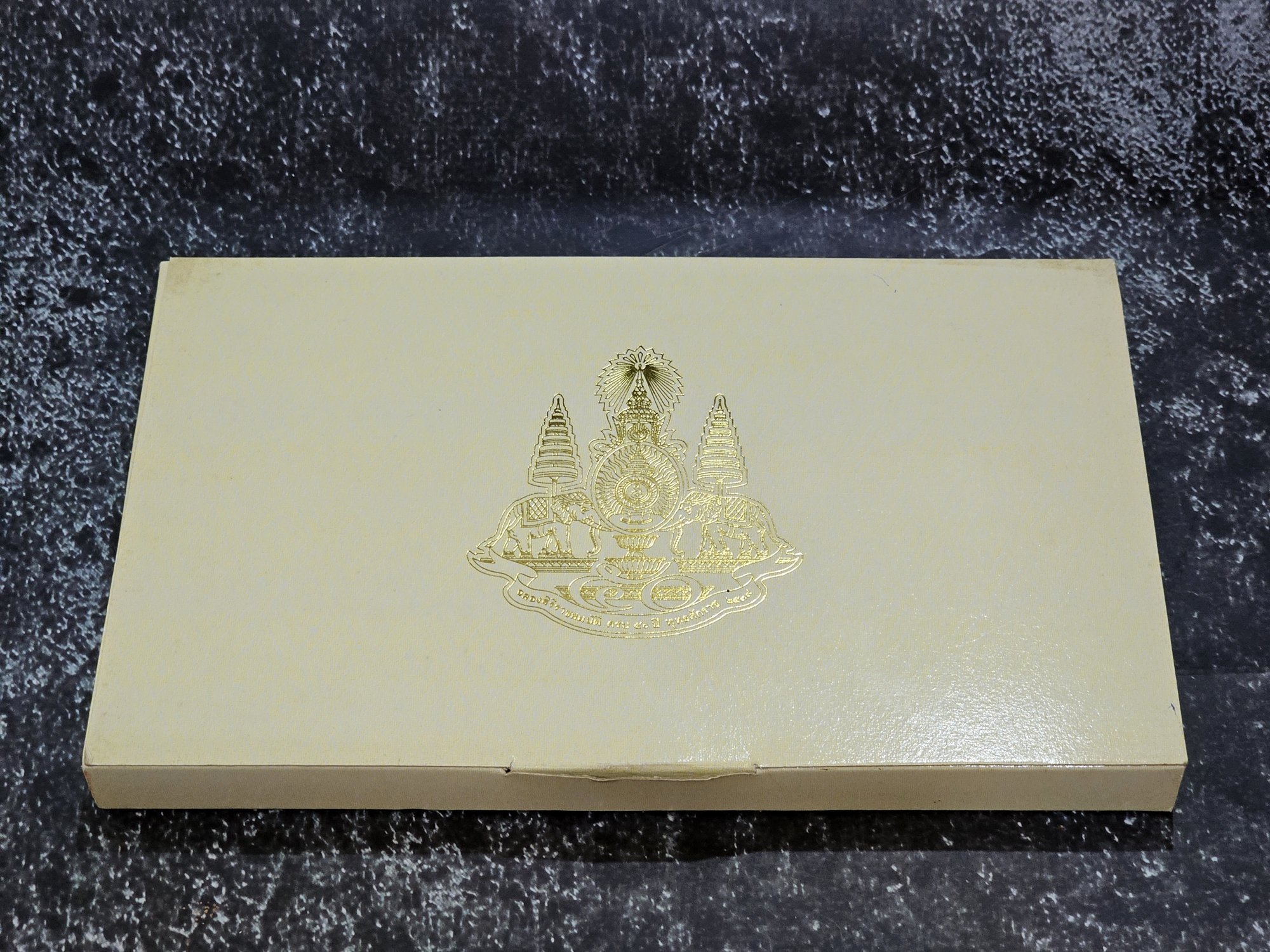 ธนบัตรที่ระลึก 500 บาท แบบพิเศษ ฉลองสิริราชสมบัติครบ 50 ปี พร้อมปกผ้าใหม หนังสือและกล่อง