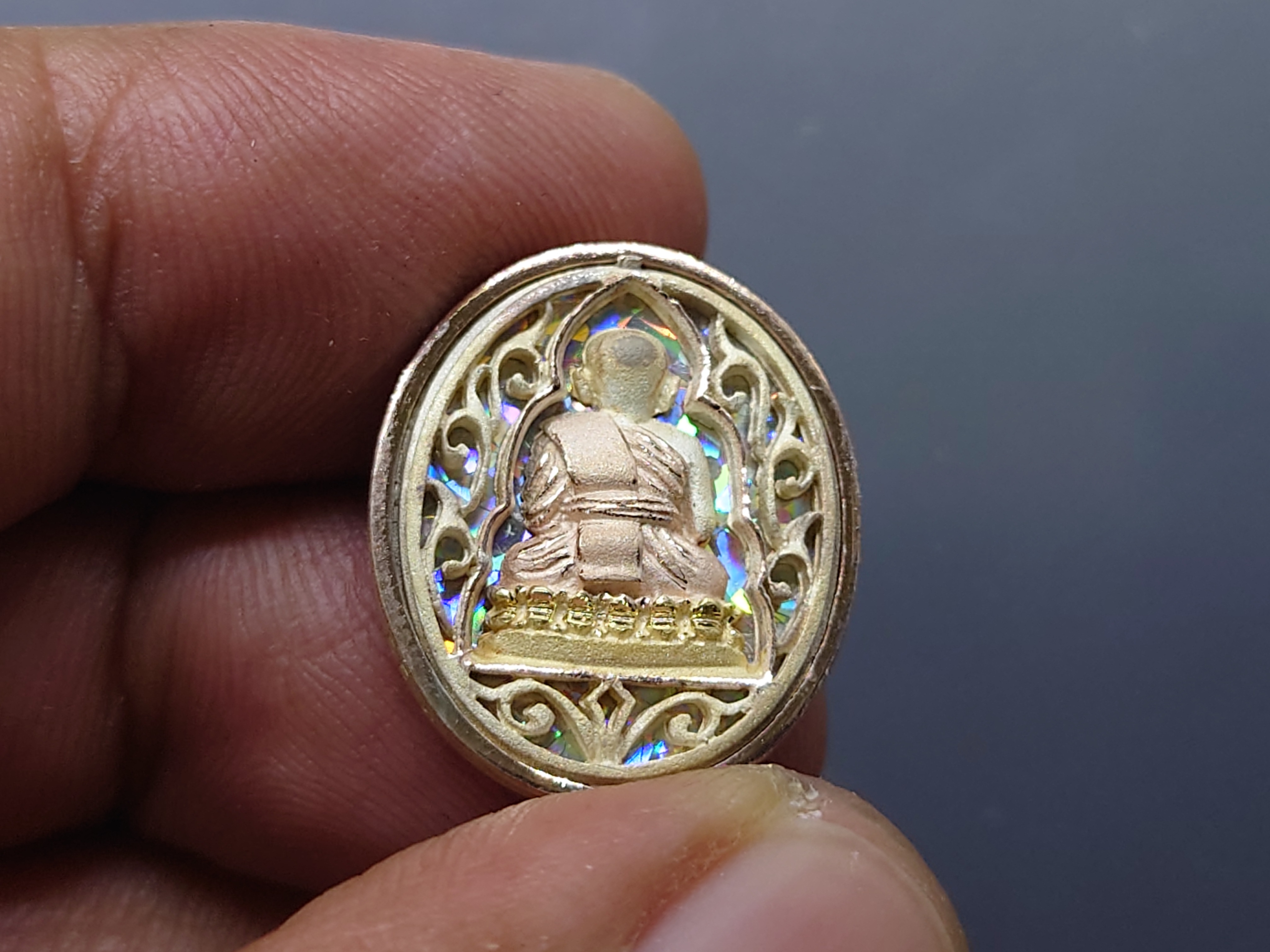 เหรียญหลวงปู่ทวด เนื้อเงินสามกษัตริย์ รุ่นมงคลบารมี พิมพ์วงรี เล็ก รูปไข่ ขนาดสูง 2 ซ.ม. วัดประสาทบุญญาวาส พ.ศ.2545 พร้อมกล่องเดิม