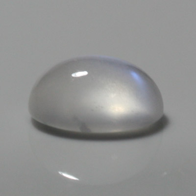 มูนสโตนหรือมุกดาหารเหลือบฟ้า (Blue sheen Moonstone) 2.50 กะรัต เหลือบฟ้าชัด รูปไข่