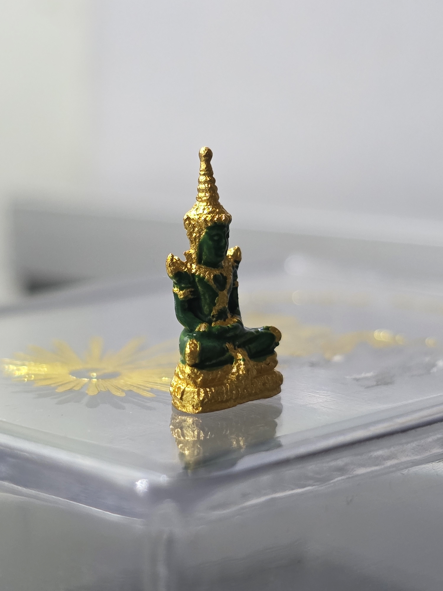 พระแก้วมรกต ทรงเครื่องฤดูร้อน เนื้อโลหะเคลือบสีเขียว เครื่องทรงชุบทอง (พิมพ์จิ๋ว 1.6 ซม.) สำนักพระราชวัง สร้าง พุทธาภิเษก ณ วัดพระศรีรัตนศาสดาราม พ.ศ.2547