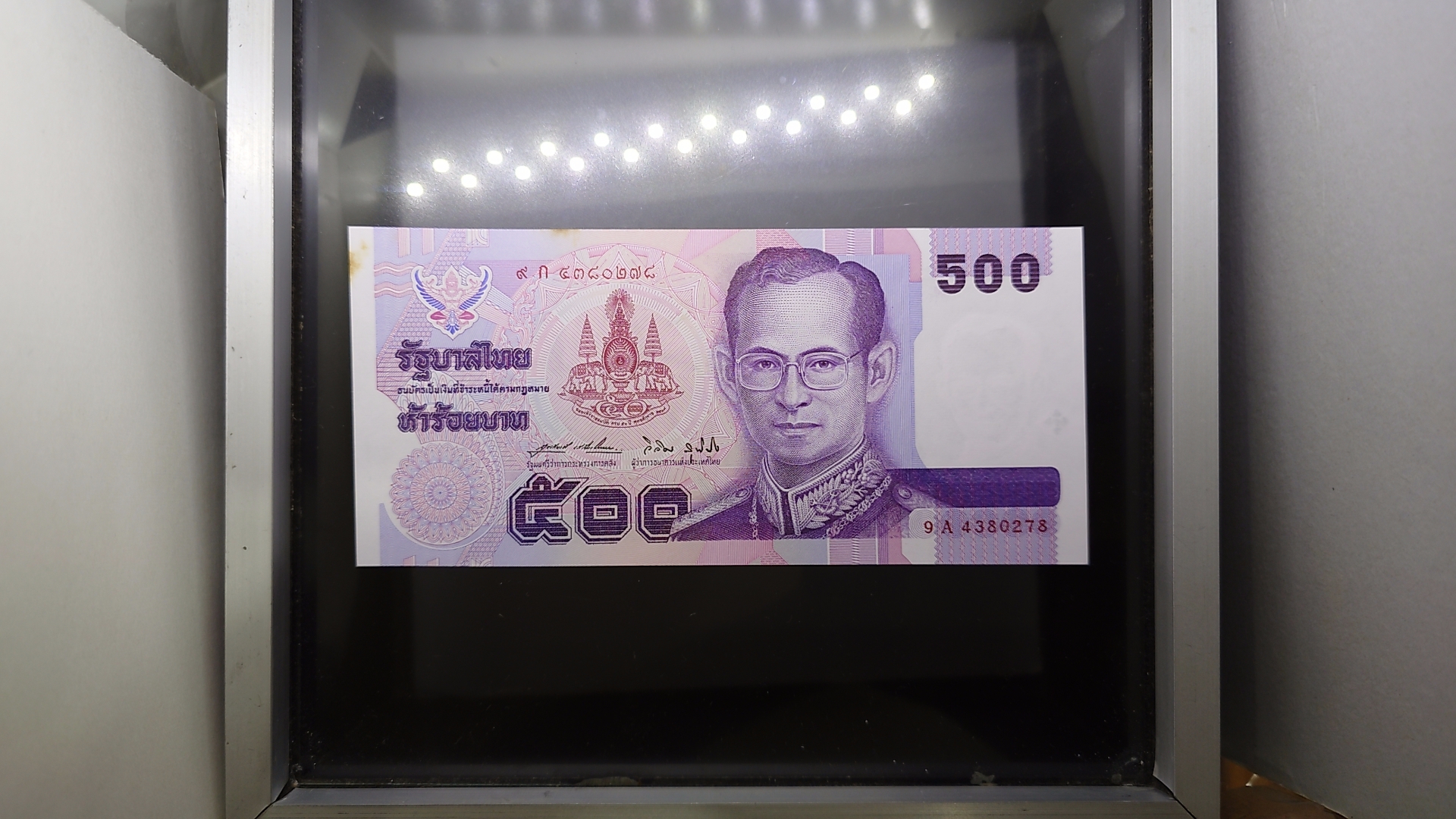 ธนบัตร 500 บาท แบบ 14 ที่ระลึก พระบาทสมเด็จพระเจ้าอยู่หัวรัชกาลที่ 9 ฉลองสิริราชสมบัติครบ 50 ปี พ.ศ.2539 ไม่ผ่านใช้ ติดเหลืองนิด
