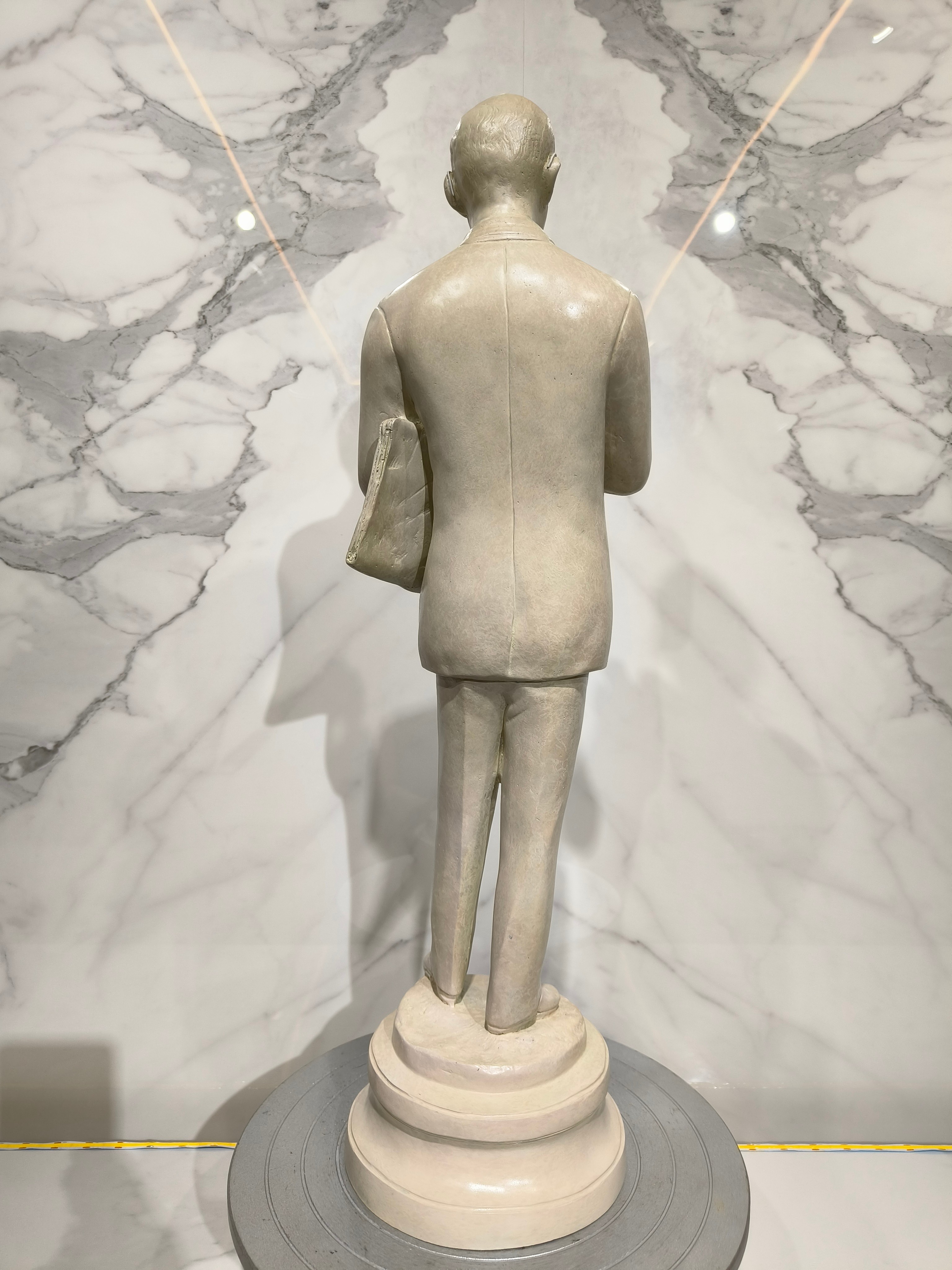 พระบรมรูปหล่อในหลวง รัชกาลที่ 9 รุ่น พ่อหลวงทรงงาน (ถือกล้องถ่ายรูป) หน้าตัก 9 นิ้ว