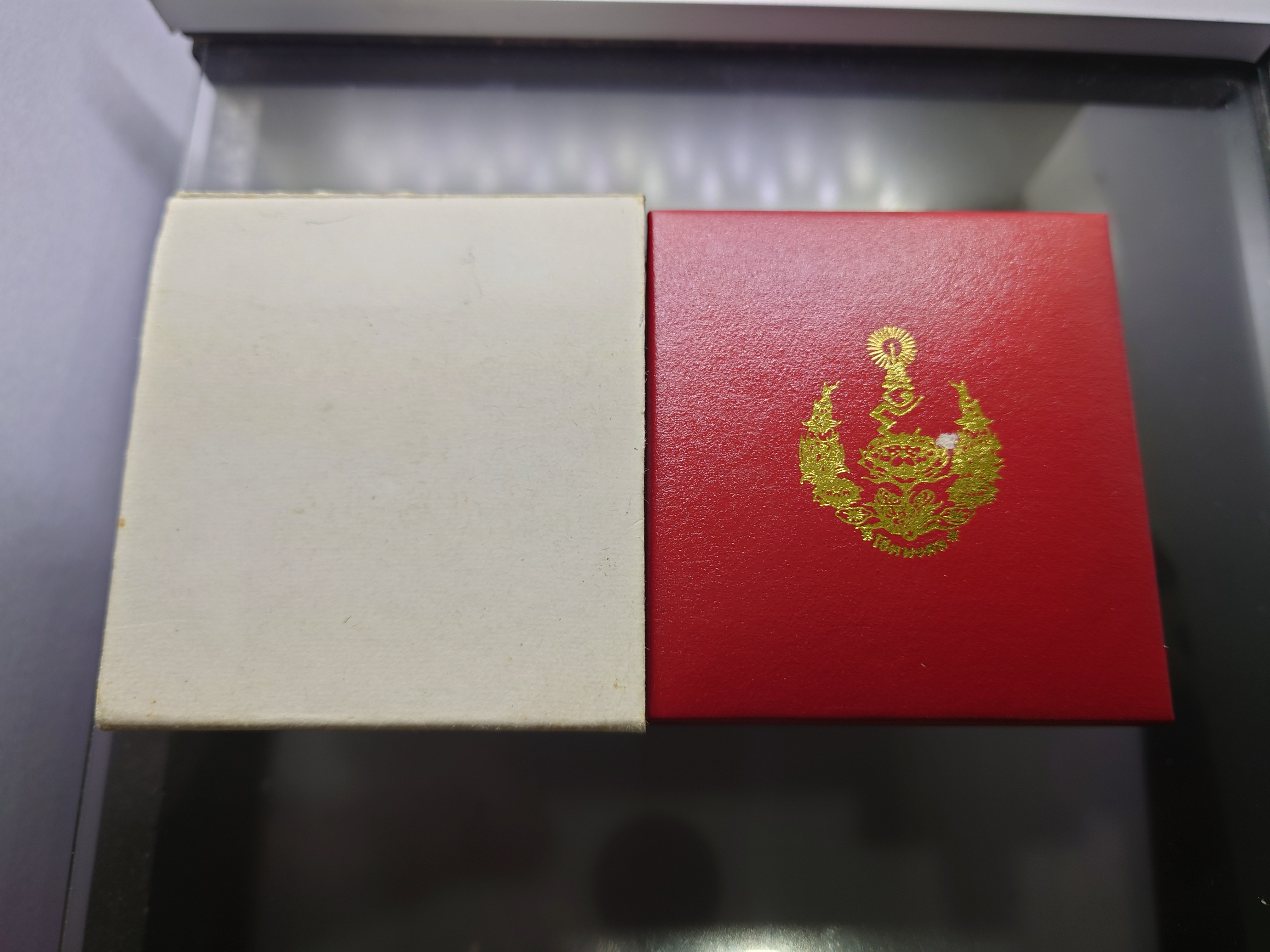 เหรียญสมเด็จพระเจ้าตากสิน รุ่นโชคมงคล เนื้อเงิน ลงยา วัดตรีทศเทพวรวิหาร ปี 2545 พร้อมกล่องเดิม