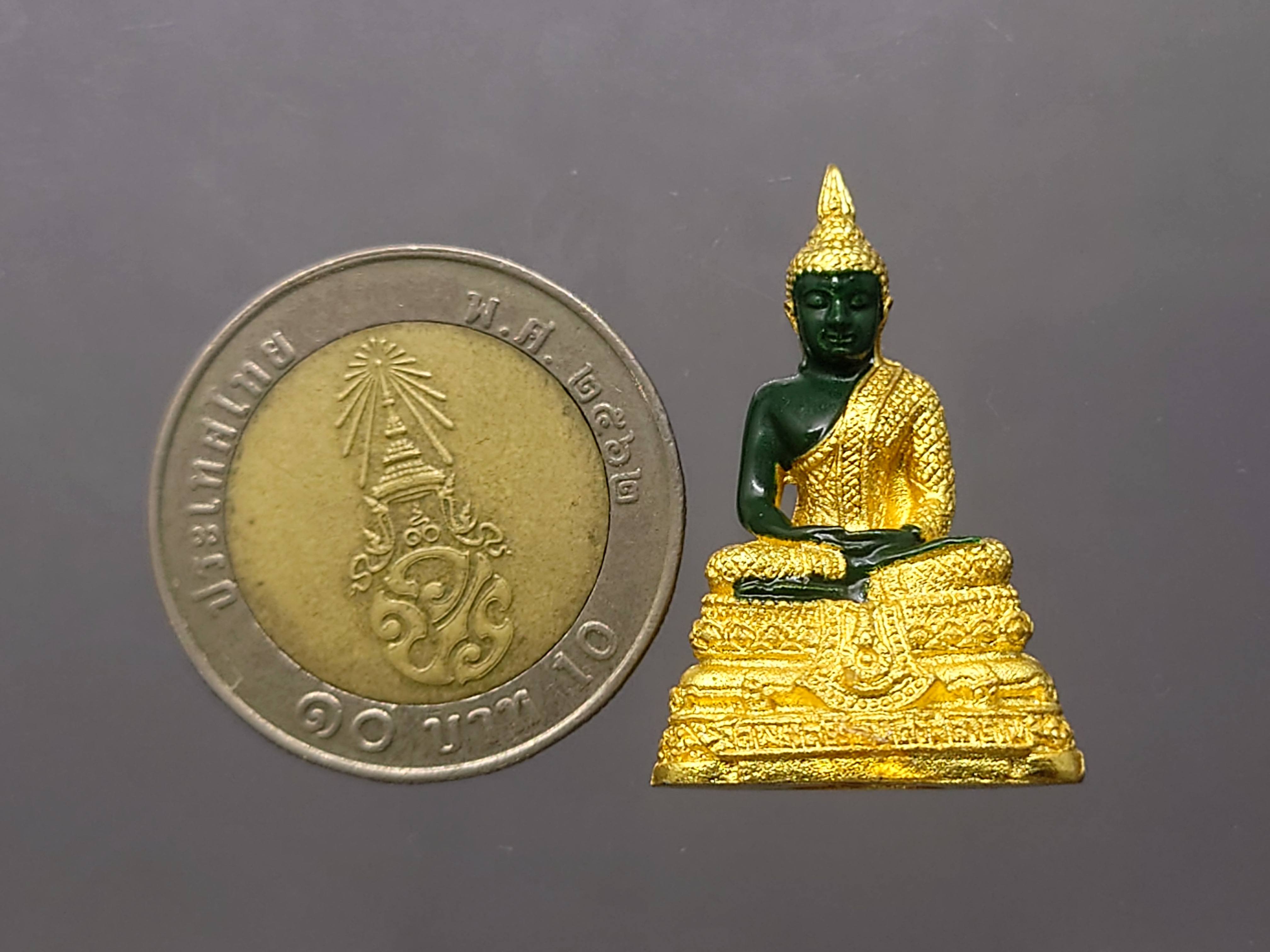 พระแก้วมรกต ทรงเครื่องฤดูฝน เนื้อโลหะเคลือบสีเขียว เครื่องทรงชุบทอง ขนาดสูง 3 เซน สำนักพระราชวัง สร้าง พุทธาภิเษก ณ วัดพระศรีรัตนศาสดาราม พ.ศ.2547 พร้อมตลับเดิม