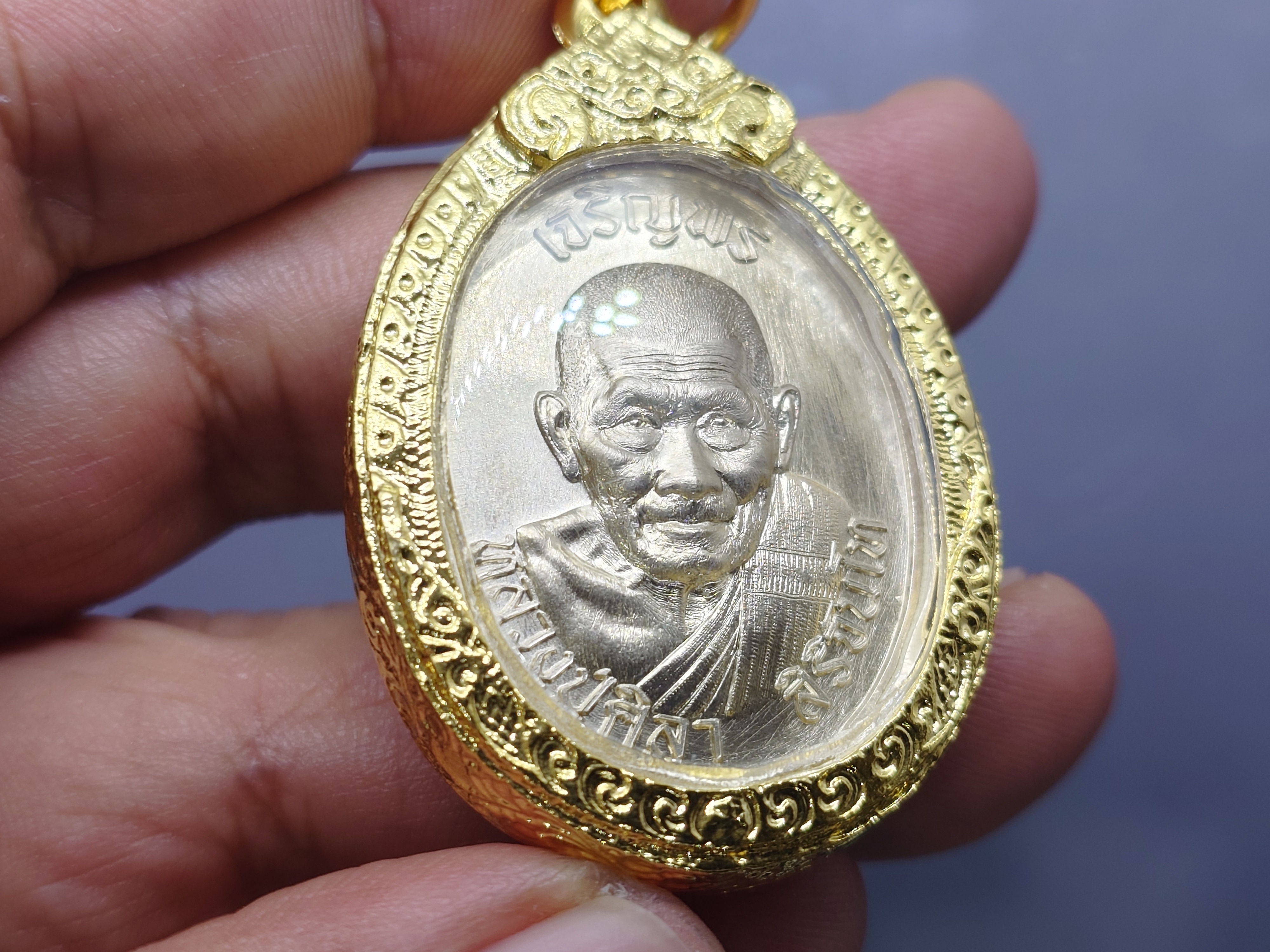 หลวงปู่ศิลา สิริจันโท เจริญพรบน (รายการจองที่14) เนื้ออัลปาก้า ที่ระลึกอายุวัฒนมงคล ๘๐ ปี ธรรมอุทยาน จ.กาฬสินธู์ ปี2567 พร้อมกรอบชุบทอง 24 K กล่องเดิม