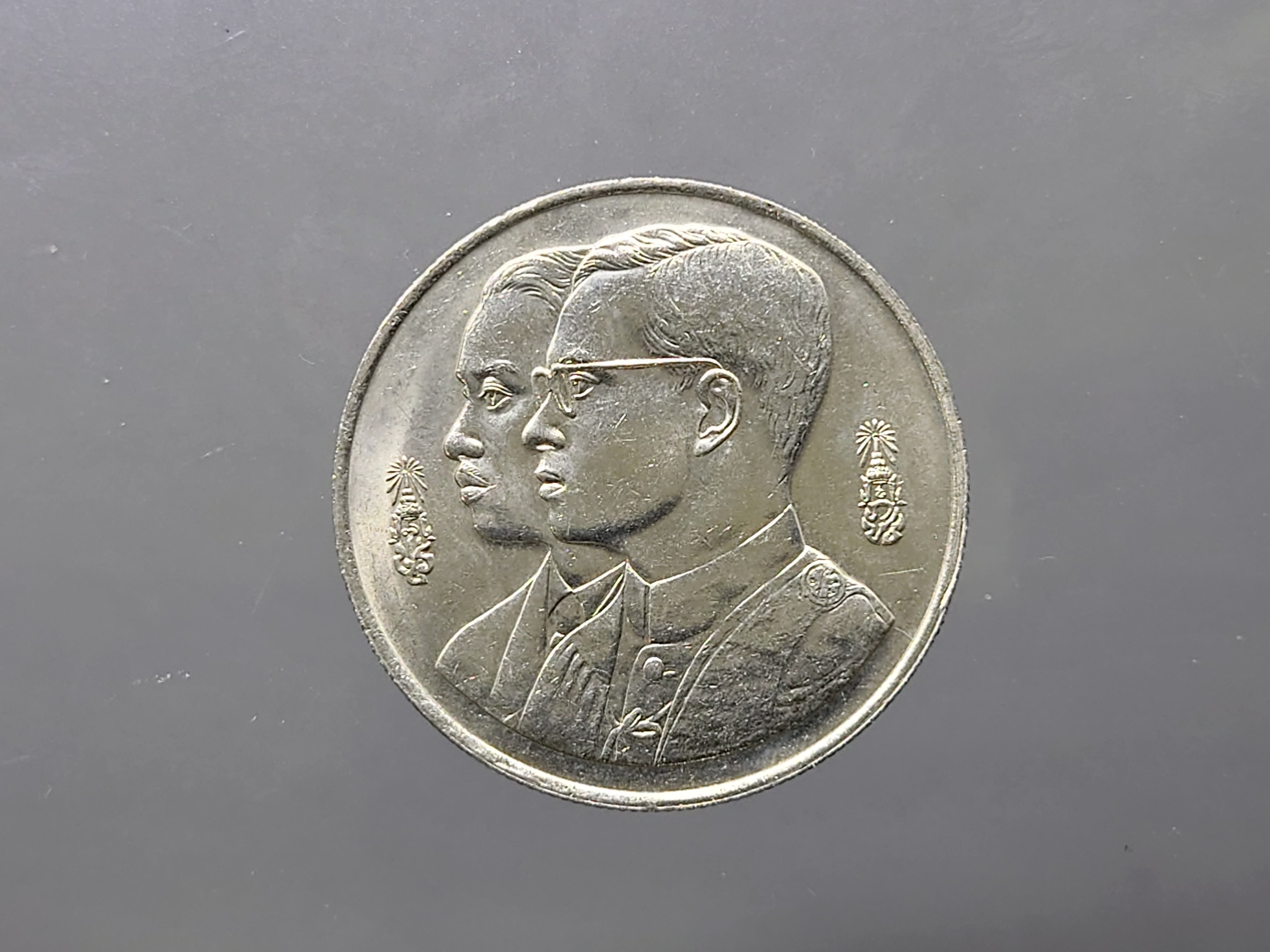 เหรียญ 10 บาท 60 ปี มหาลัยธรรมศาสตร์ ปี 2537 ไม่ผ่านใช้งาน