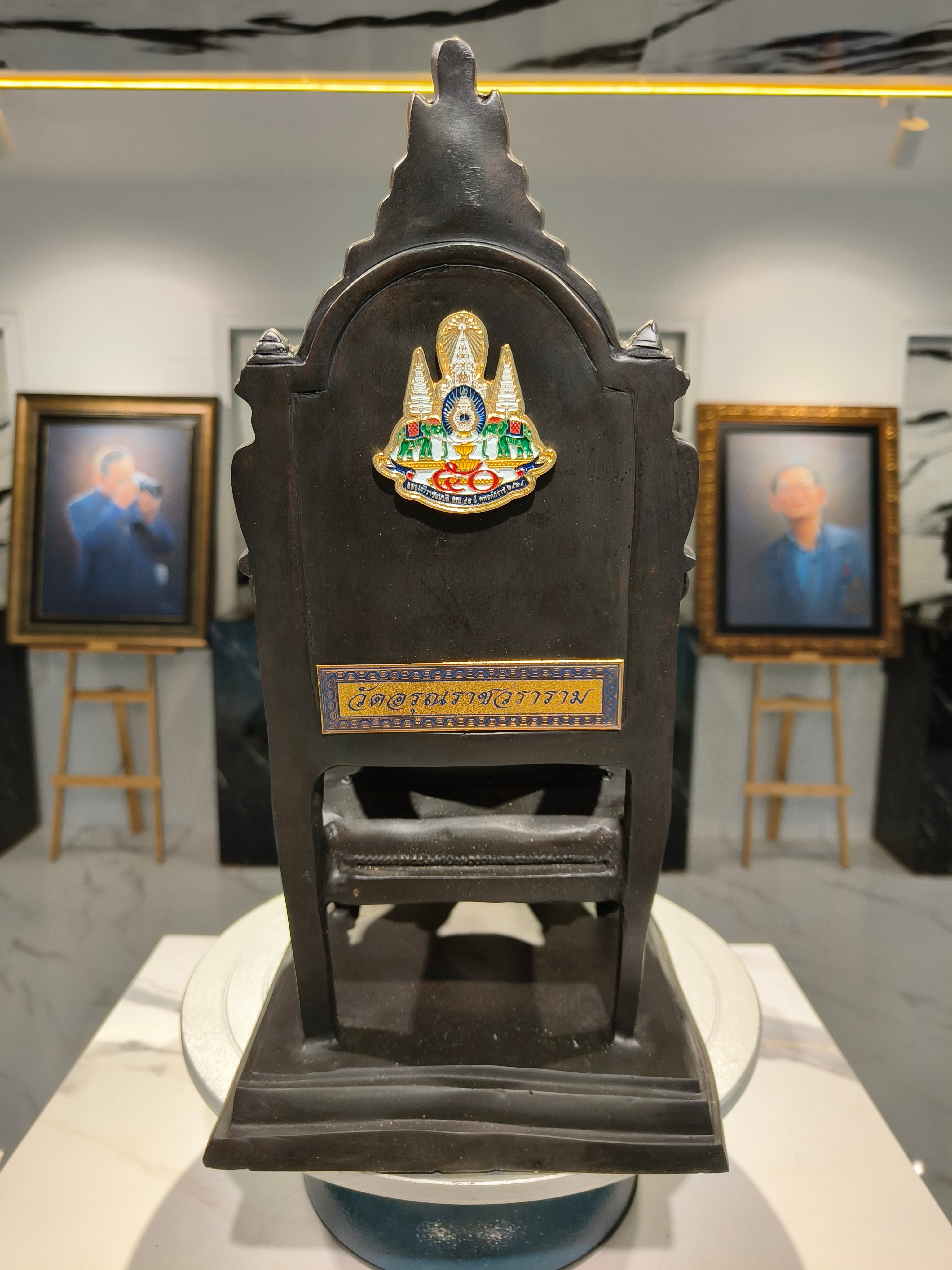 รูปหล่อ ในหลวง รัชกาลที่ 9 ร.9 นั่งบัลลังก์ หน้าตัก 9 นิ้ว สมโภชพระอารามหลวงครบ 229 ปี วัดอรุณราชวราราม (2539-2540)