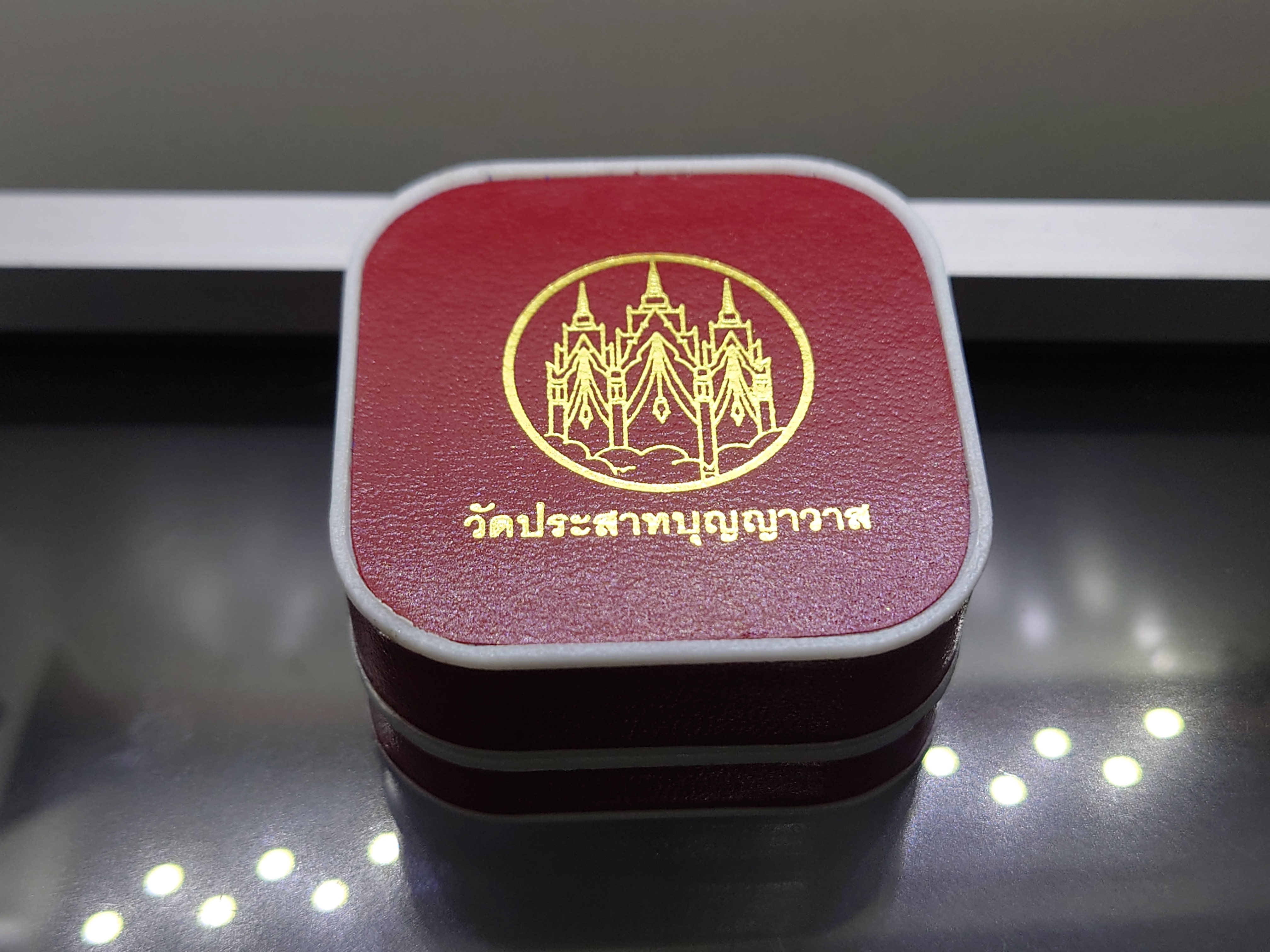 เหรียญหลวงปู่ทวด เนื้อเงิน 3 K รุ่นมงคลบารมี วัดประสาทบุญญาวาส พ.ศ.2545 พิมพ์สี่เหลี่ยม ขนาดสูง 1.8 ซ.ม. พร้อมกล่องเดิม