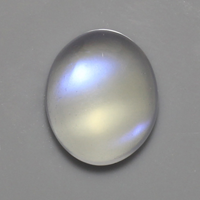 มูนสโตนหรือมุกดาหารเหลือบฟ้า (Blue sheen Moonstone) 3.43 กะรัต เนื้อเนียน