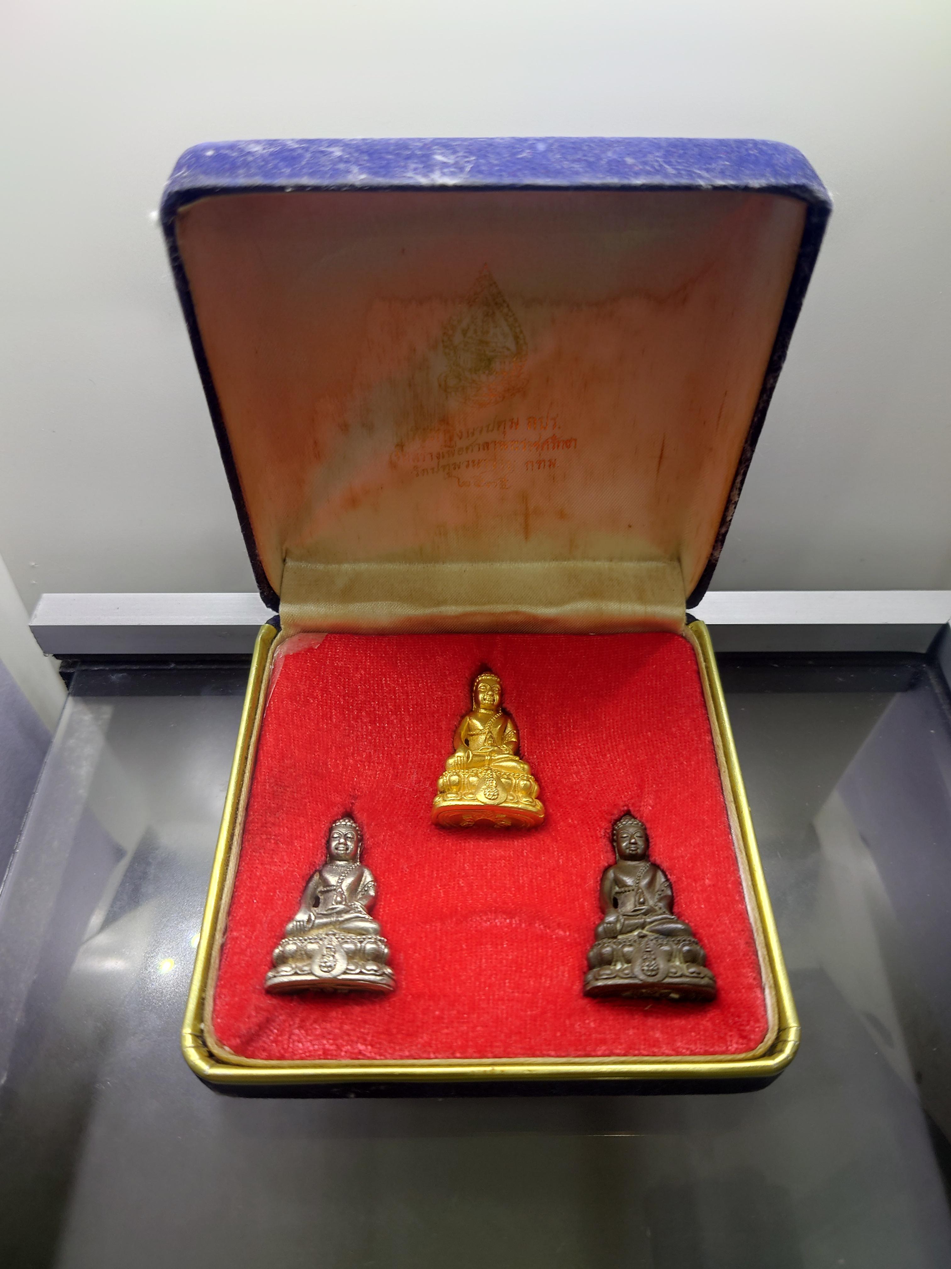 พระกริ่งนวปทุม ภปร (ครบชุด เนื้อทองคำ เนื้อเงิน เนื้อนวะ) พ.ศ.2535 พร้อมกล่องเดิม นิยม สร้างน้อย หายาก