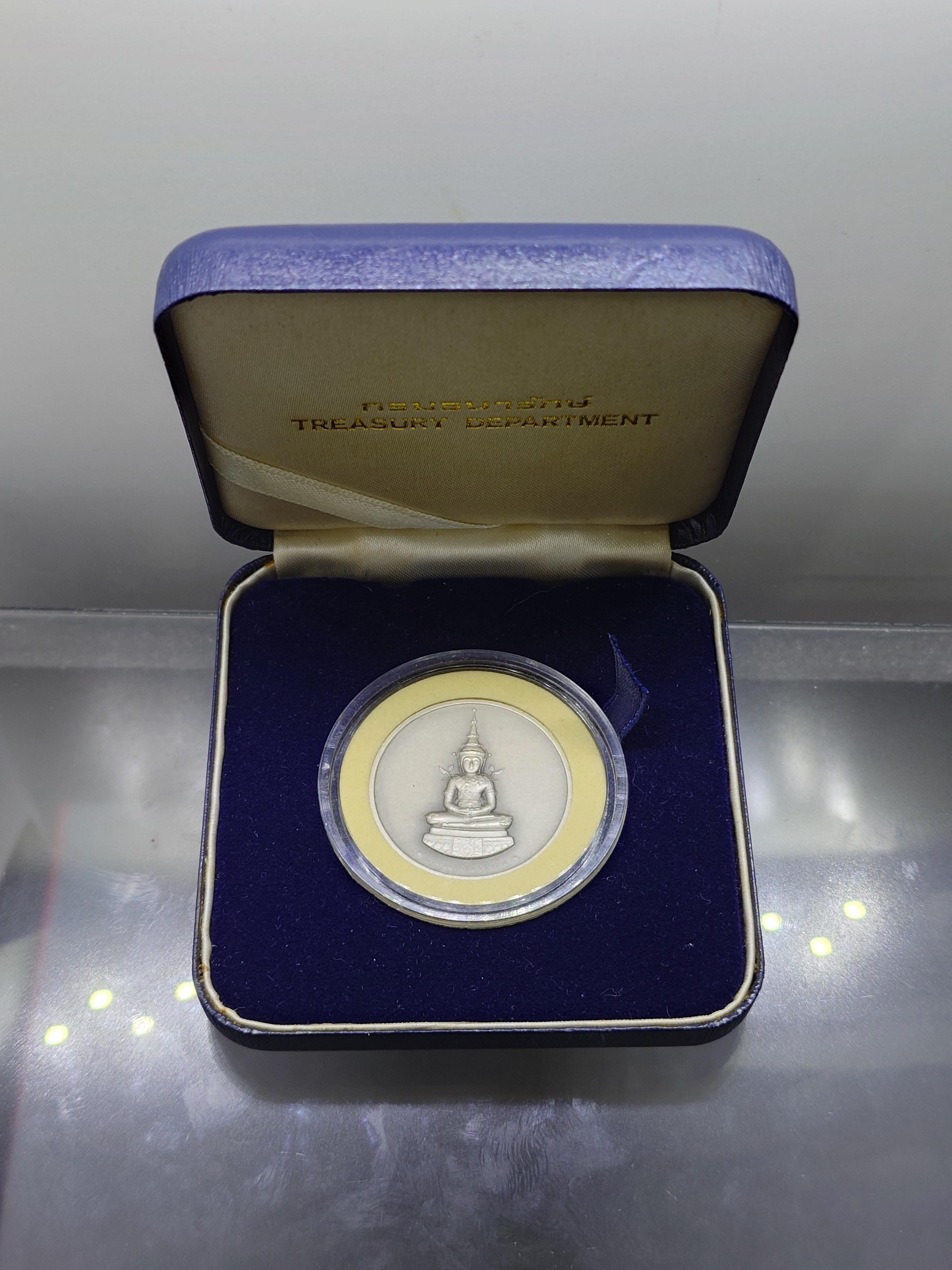 พระแก้วมรกต ทรงฤดูร้อน หลัง ภปร เนื้อเงินรมดำพ่นทรายพิเศษ ที่ระลึกเฉลิมพระเกียรติ 75 พรรษา ในหลวง รัชกาลที่9 ธนารักษ์จัดสร้าง พ.ศ.2545 พร้อมกล่องหนัง