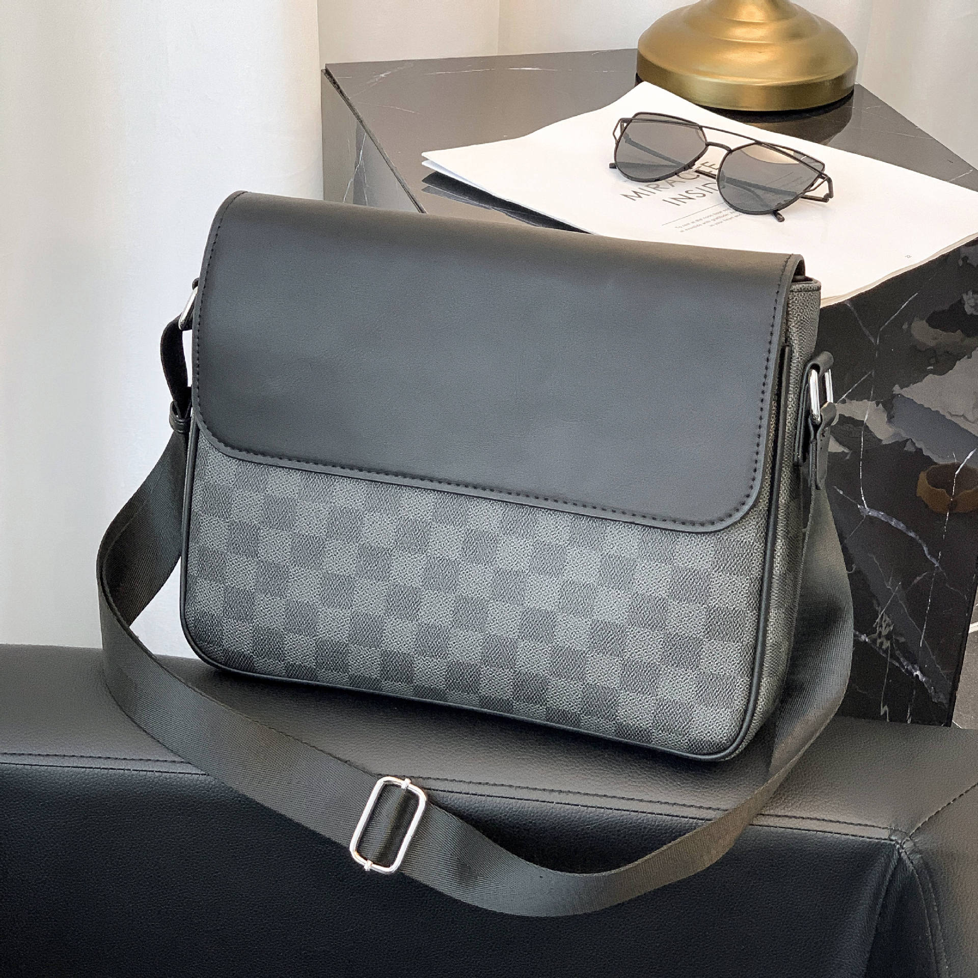 กระเป๋าสะพายข้างผู้ชาย รหัส A020