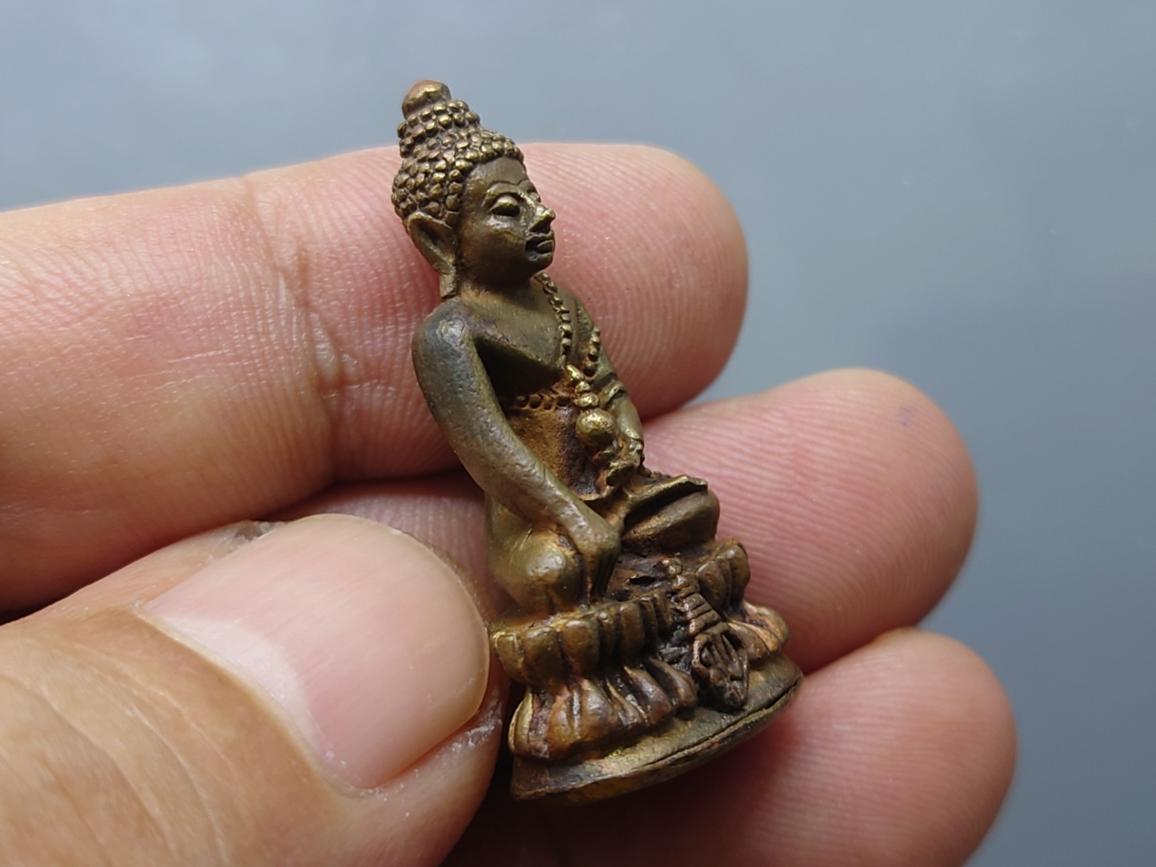 พระกริ่ง มวก.เนื้อสัมฤทธิ์ ๔๘ พรรษา สมเด็จพระบรมโอรสาธิราชฯ (รัชกาลที่10) ณ พระอุโบสถวัดพระศรีรัตนศาสดาราม ปี2543 พร้อมกล่องเดิม