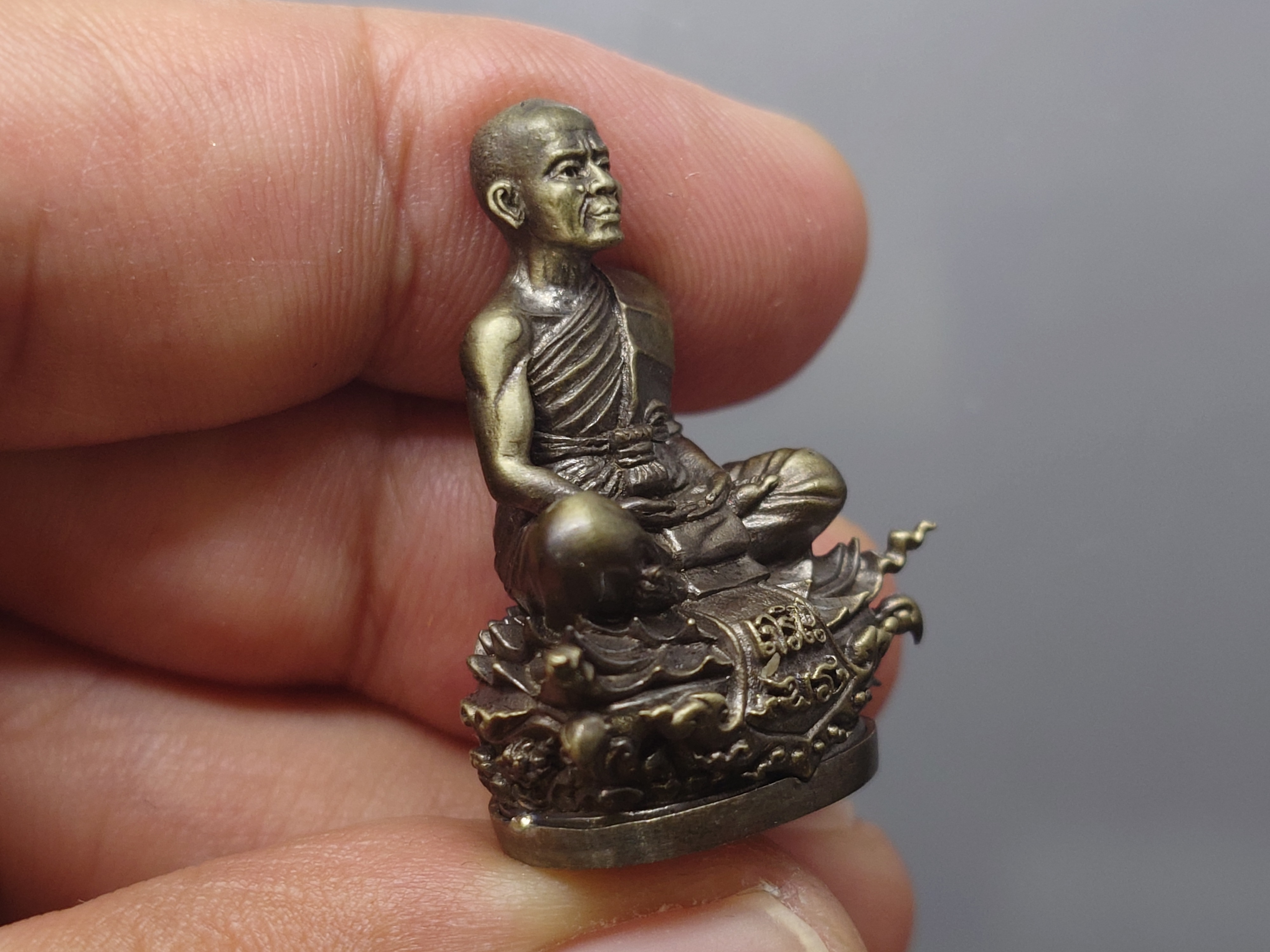 พระกริ่งเจริญพร ๑๙ เนื้อชนวนเงิน หลวงพ่อคูณ วัดบ้านไร่ โคท ๑๒๖๙ พร้อมกล่องเดิม ใบเซอร์ พ.ศ.2557 รับประกันแท้ ทันหลวงพ่อ